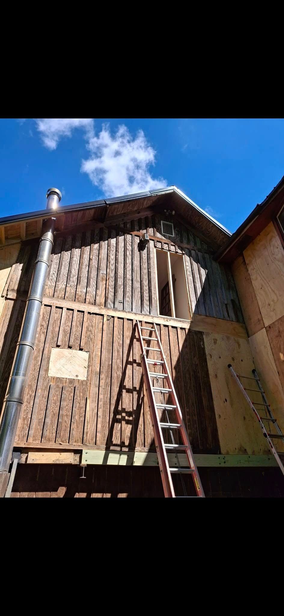 A ladder is sitting on the side of a building.