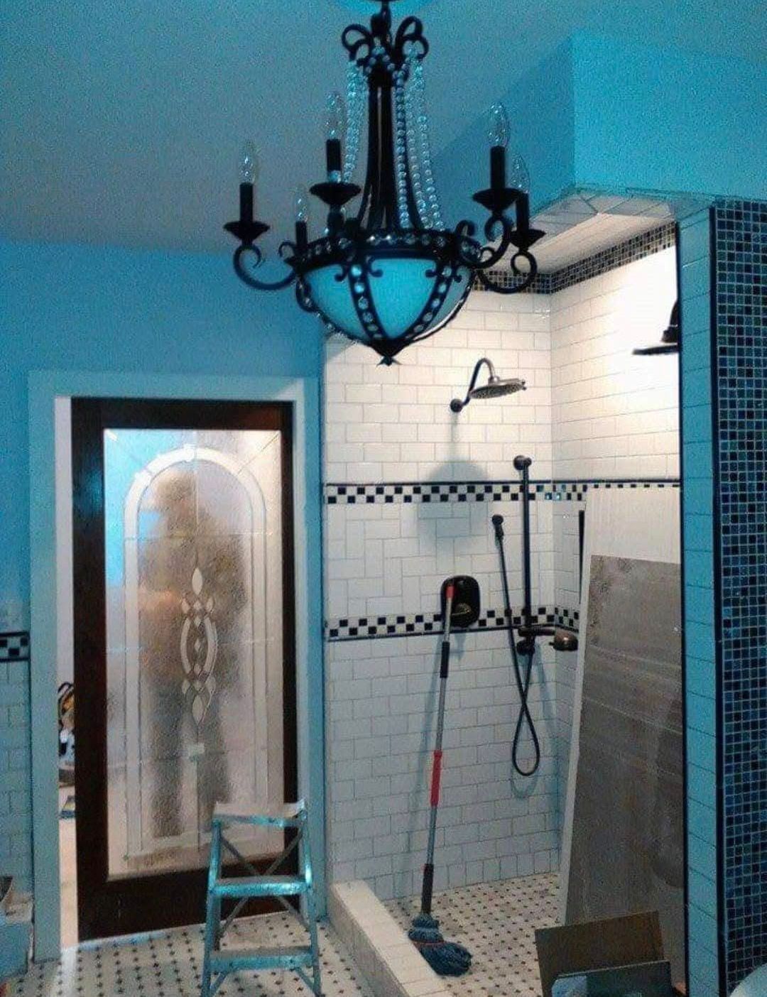 A bathroom with a chandelier hanging from the ceiling