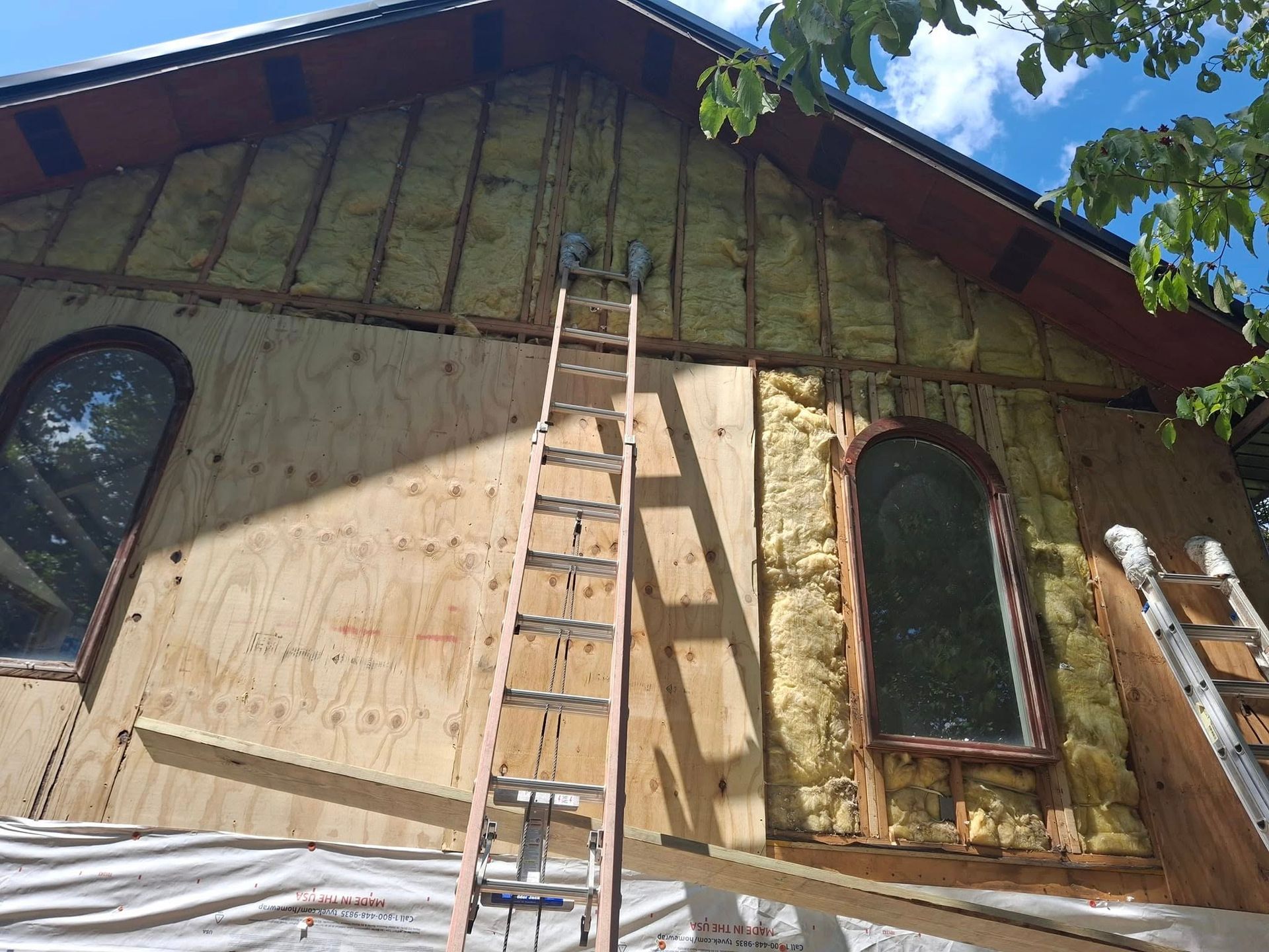 A ladder is sitting on the side of a building.