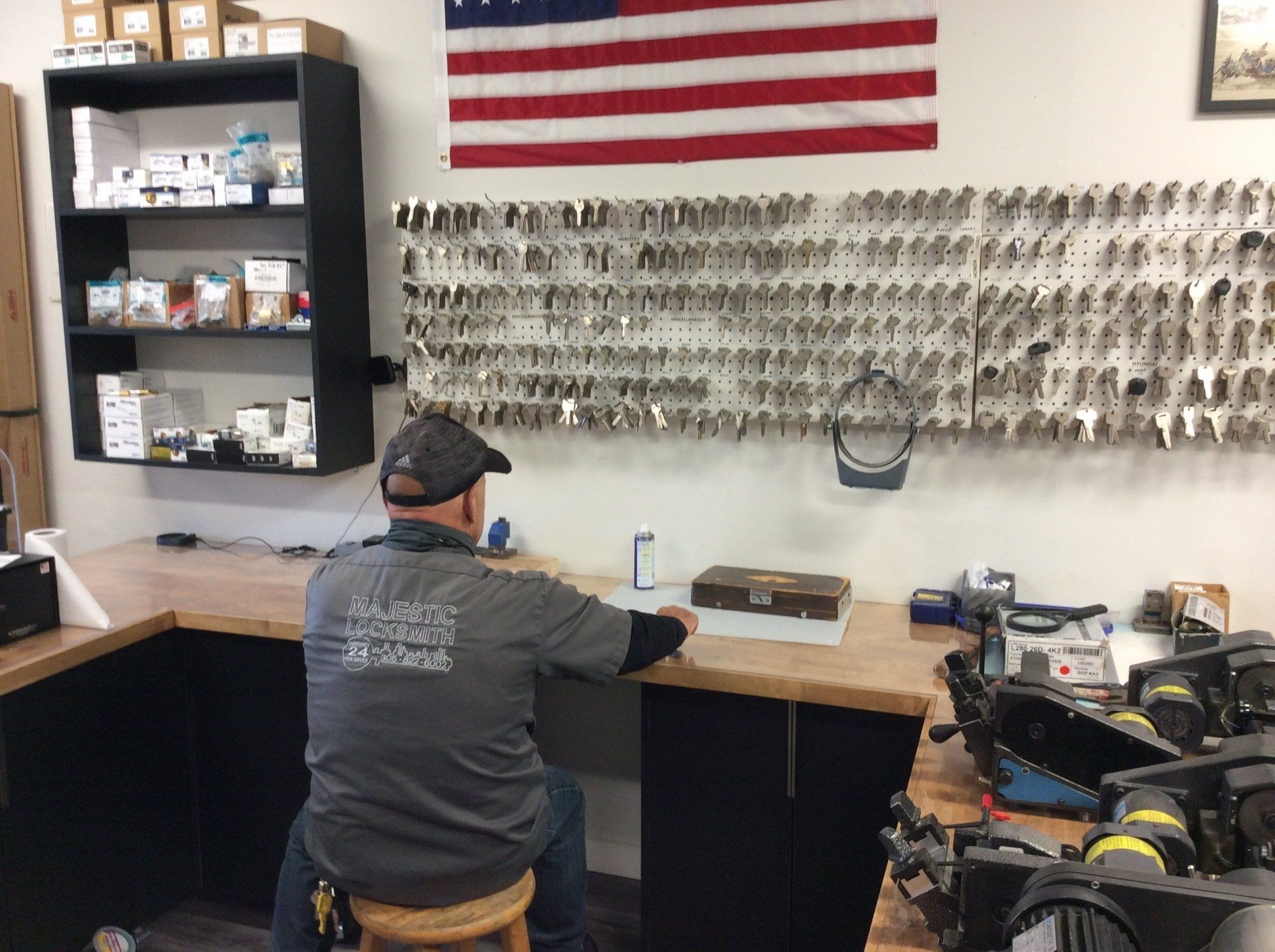 Professional Locksmith Repairs Door Lock | Miami, FL | Majestic Locksmith