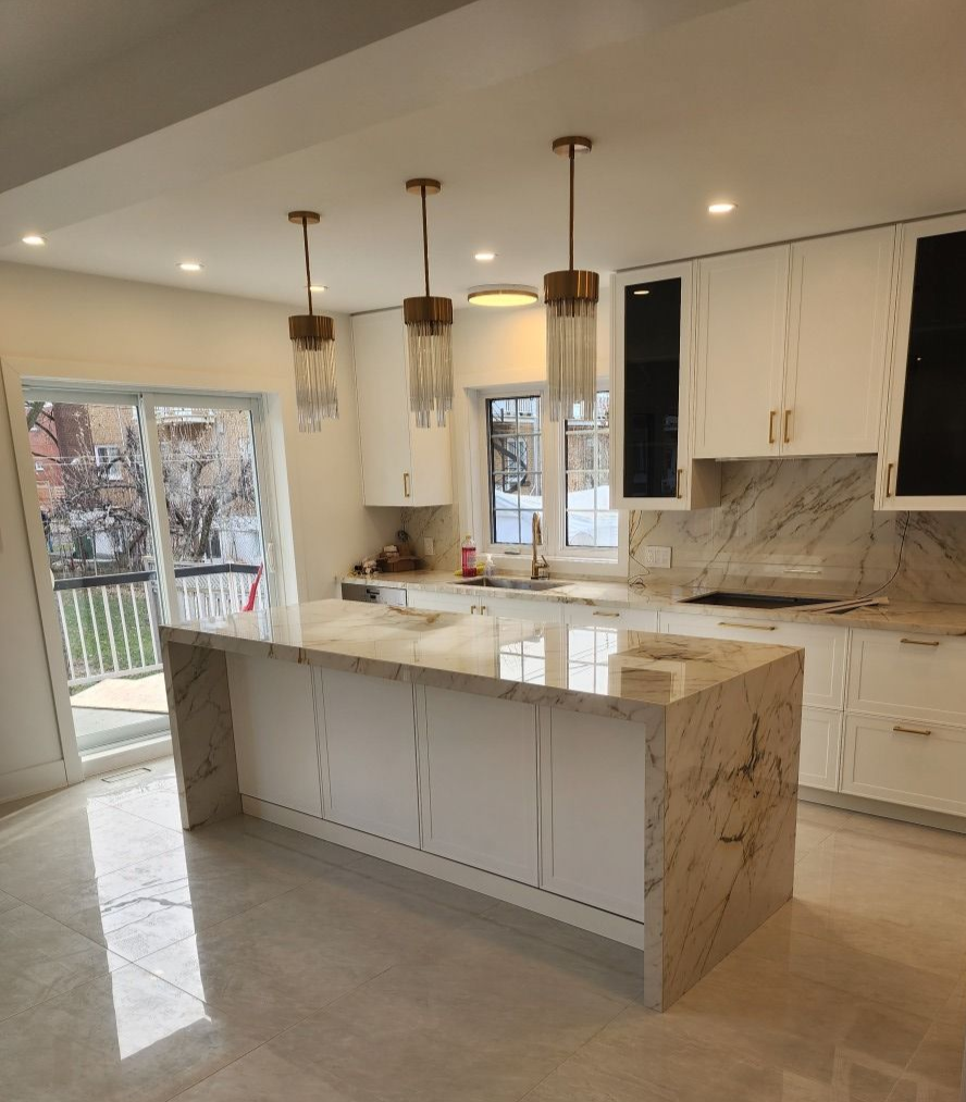 Vue intérieure avec balustrade en verre et escalier menant à un espace de vie lumineux, une cuisine et de grandes fenêtres.