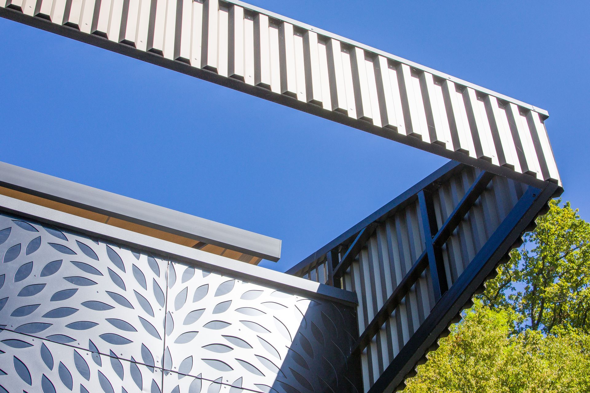 Blick nach oben auf ein Gebäude mit blauem Himmel im Hintergrund