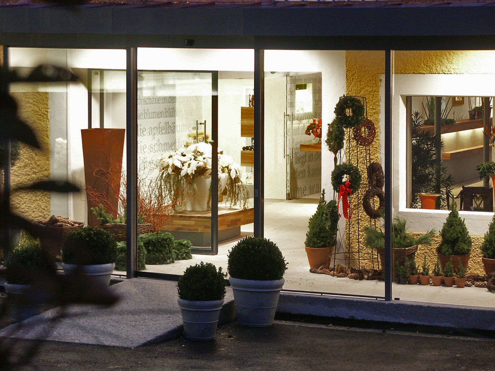 Ein Gebäude mit vielen Topfpflanzen davor