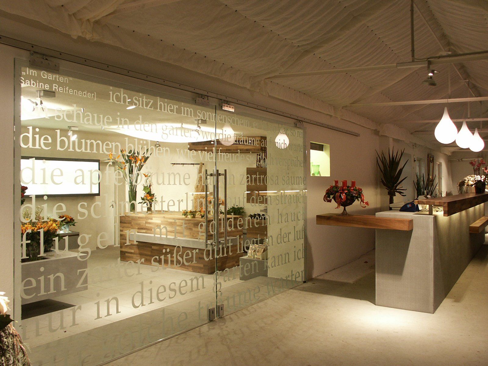 Ein Raum mit einer Glastür, auf der „ein Z“ steht