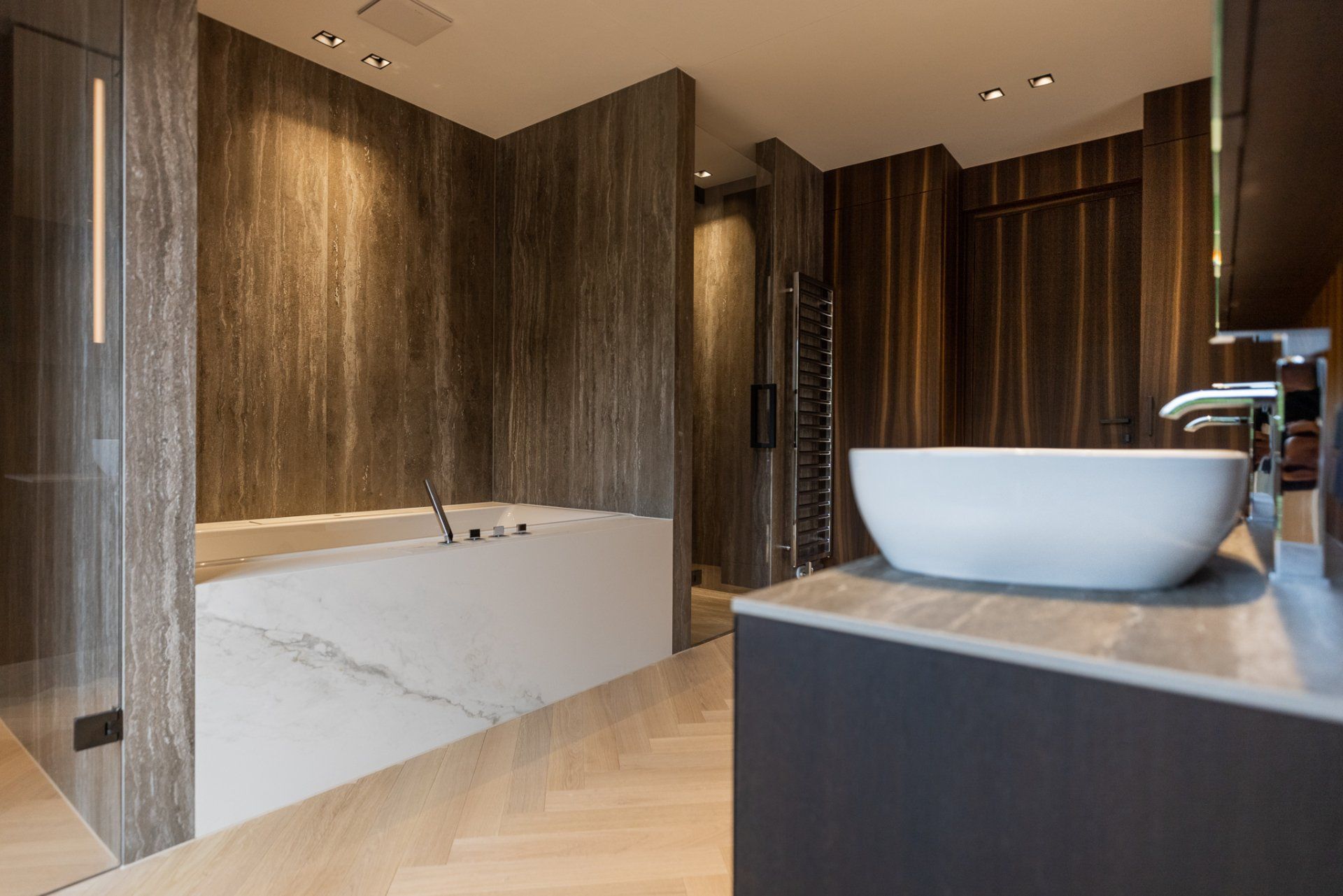 Ein Badezimmer mit zwei Waschbecken und einer Badewanne