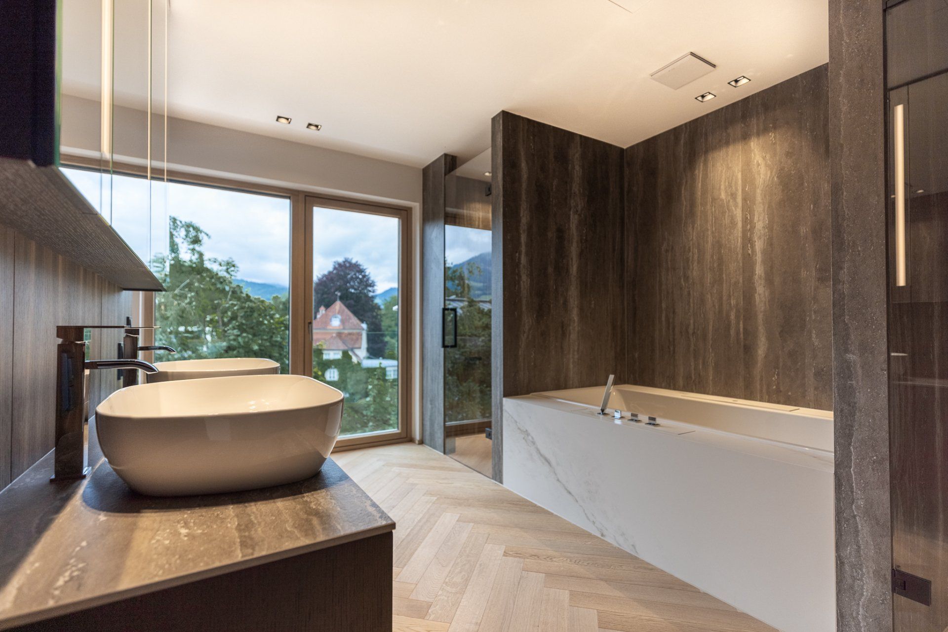 Ein Badezimmer mit zwei Waschbecken und einer Badewanne