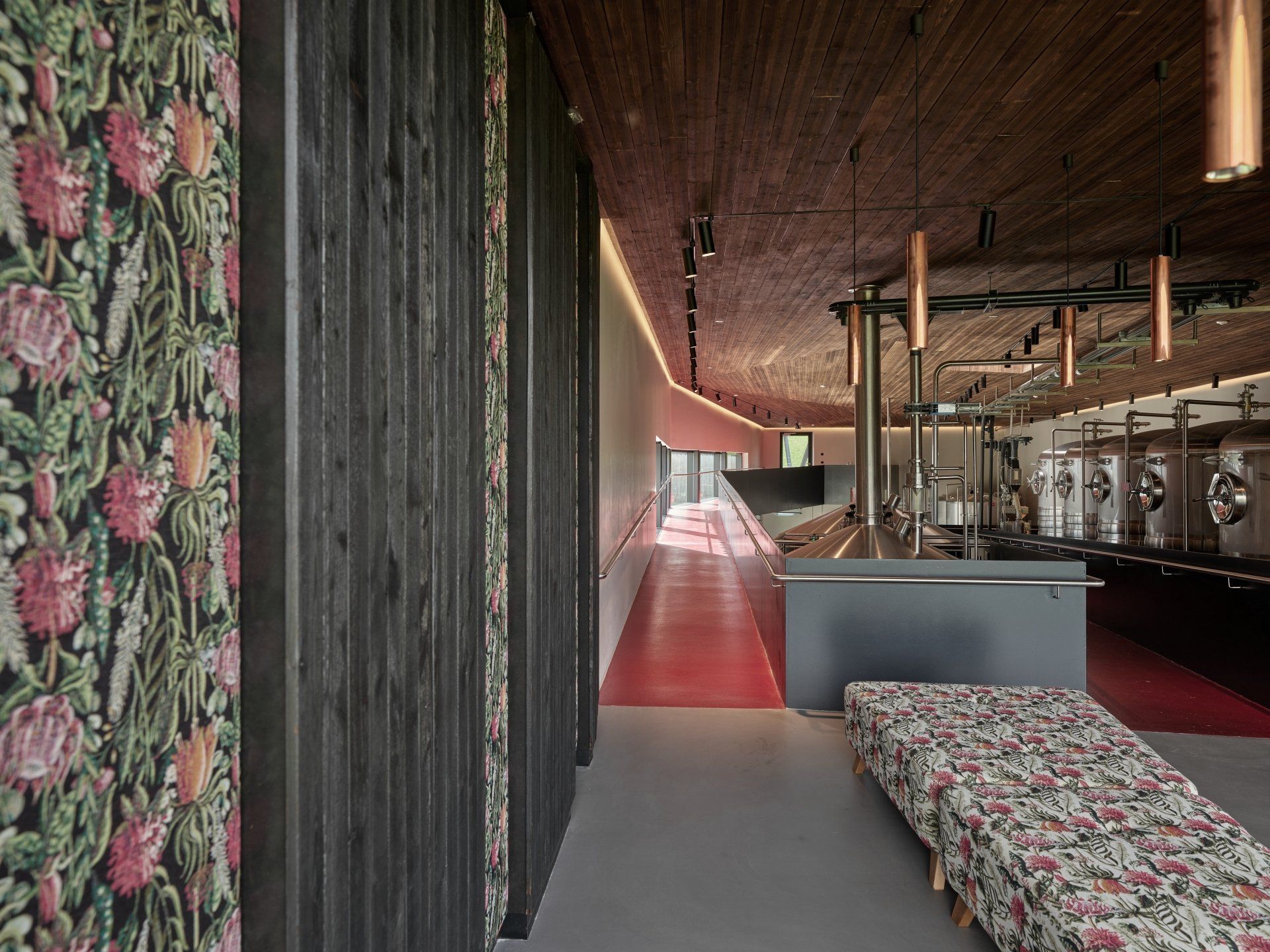 Ein langer Flur mit einer Blumentapete an der Wand