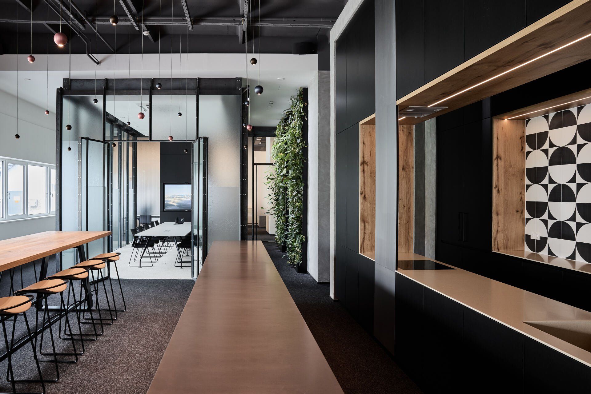 Ein Flur mit einem Tisch und Hockern darin