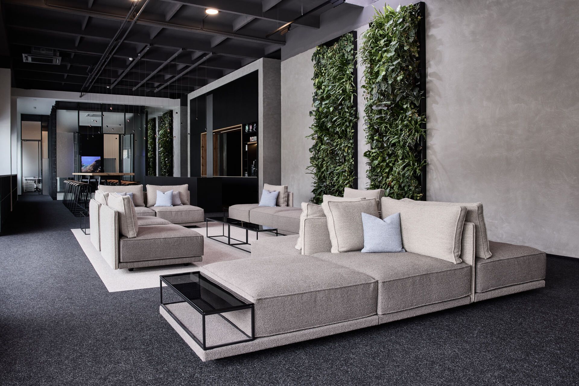 Ein Wohnzimmer mit einer großen Sofagarnitur