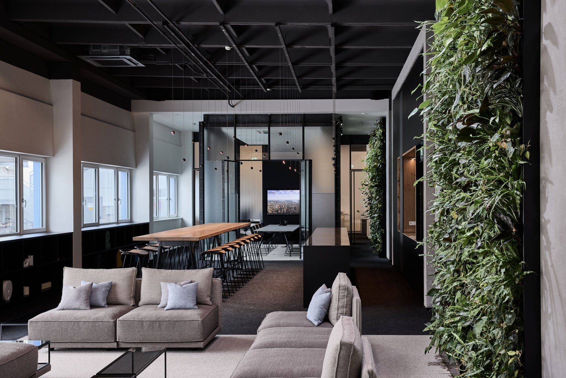 Ein Wohnzimmer mit Couch und Tisch