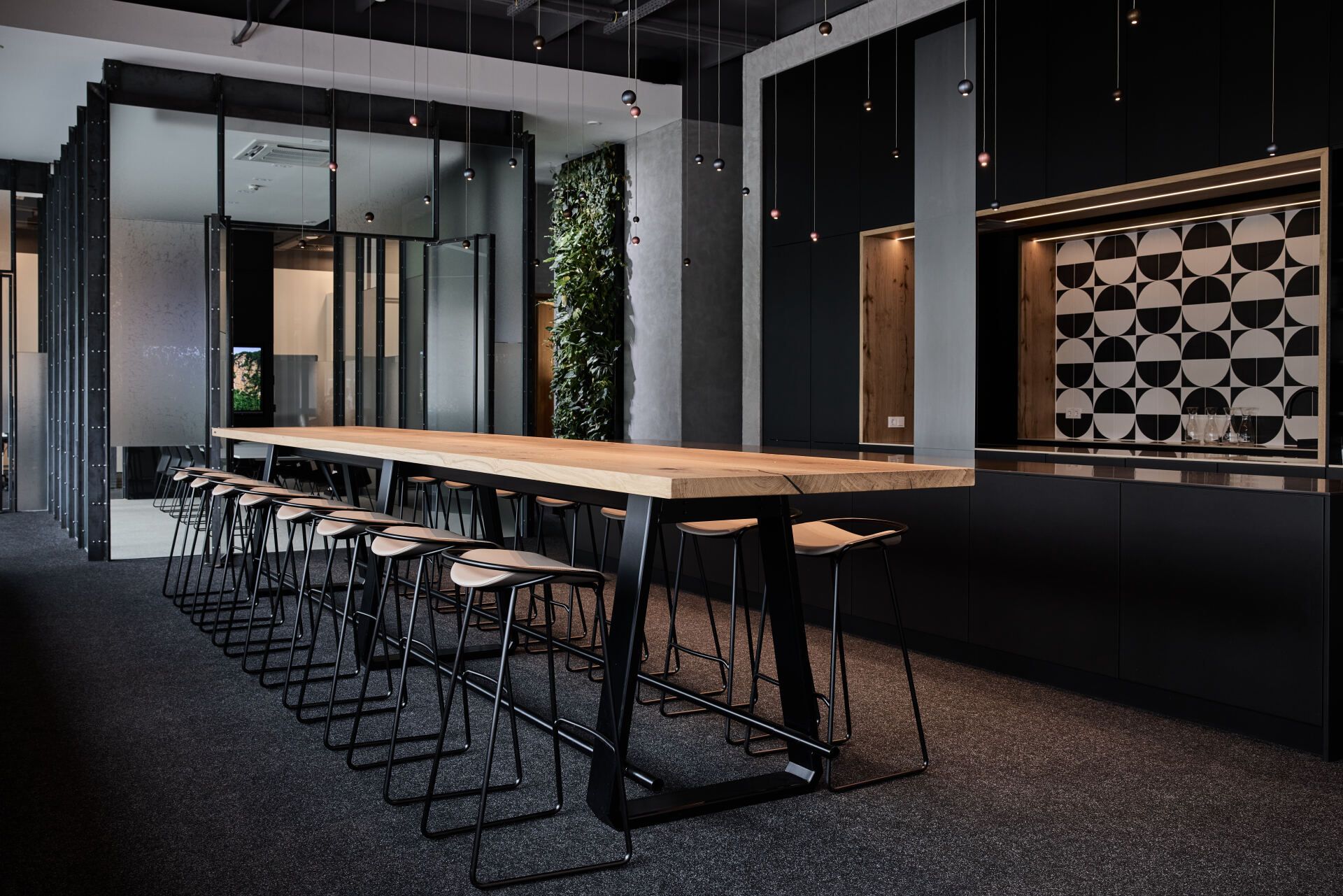 Ein Raum mit einem langen Tisch und Hockern darin