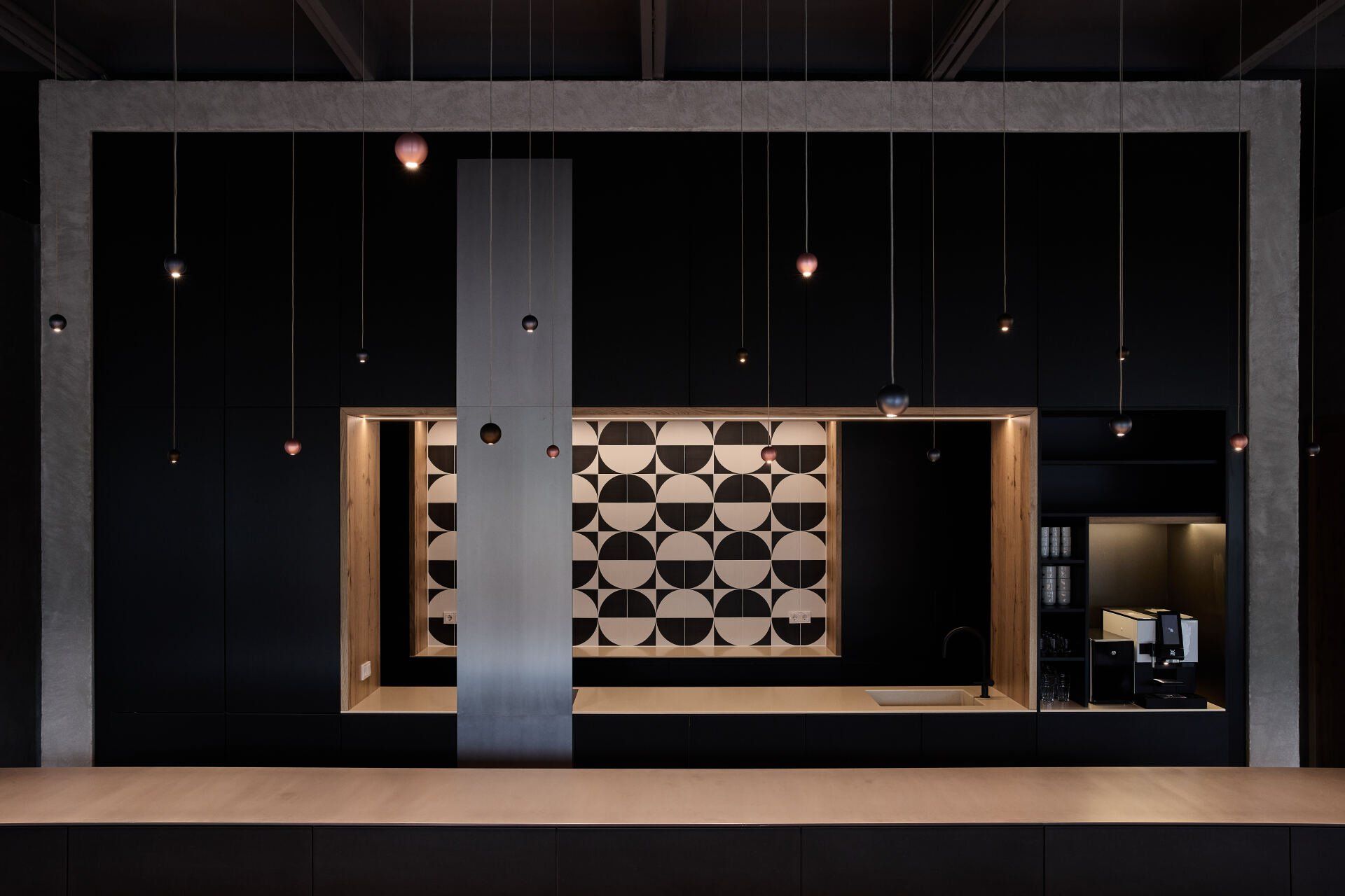 Ein dunkler Raum mit einem geometrischen Muster an der Wand