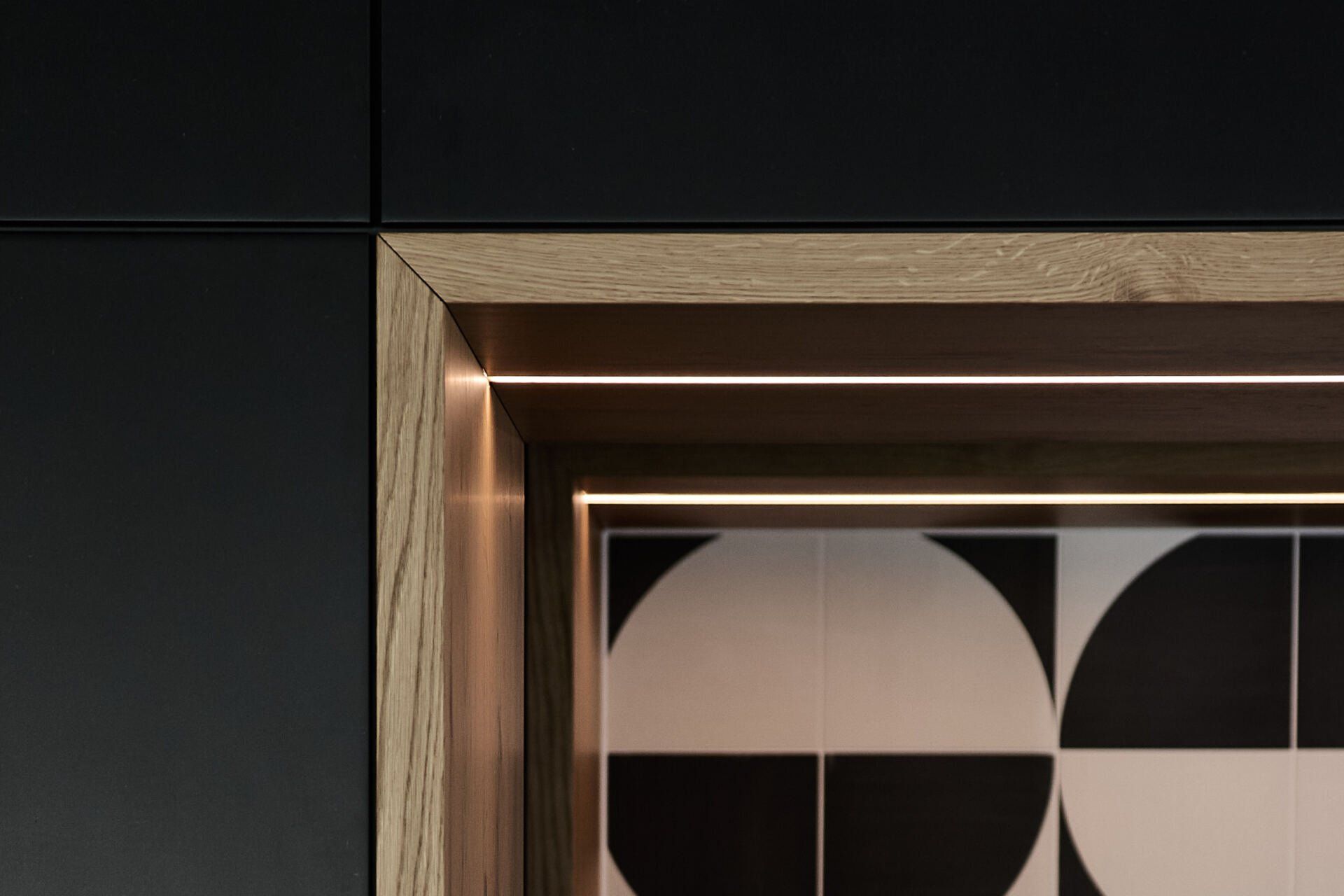 Eine schwarz-weiße Kachel mit Kreisen darauf