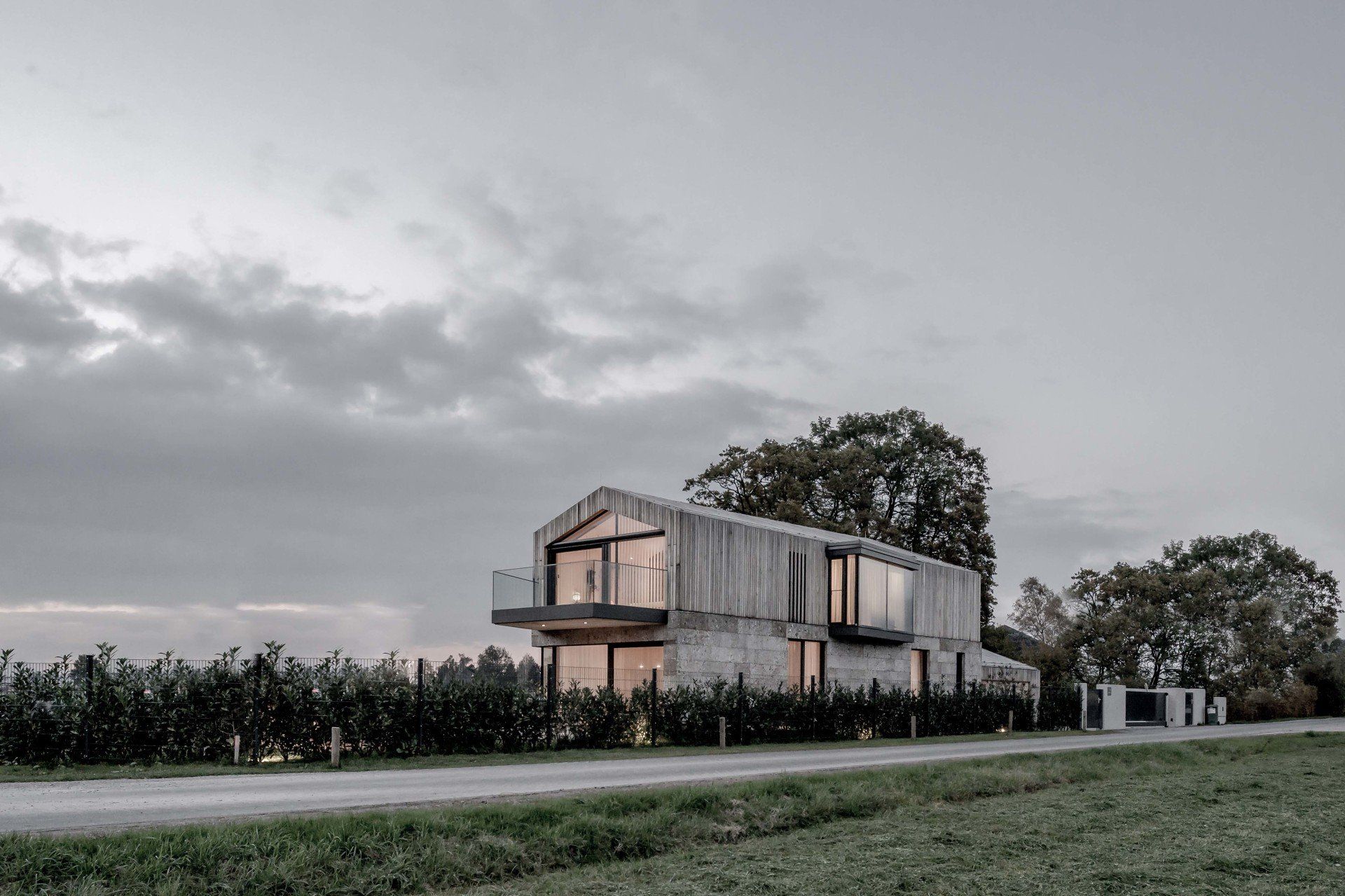 Ein Haus in der Mitte eines Feldes mit Bäumen im Hintergrund