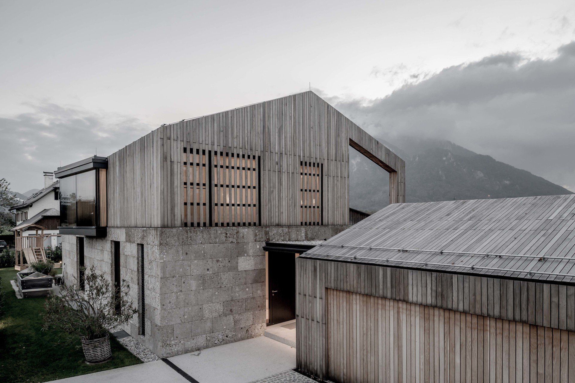 Ein Schwarzweißfoto eines Hauses mit einem Holzdach.