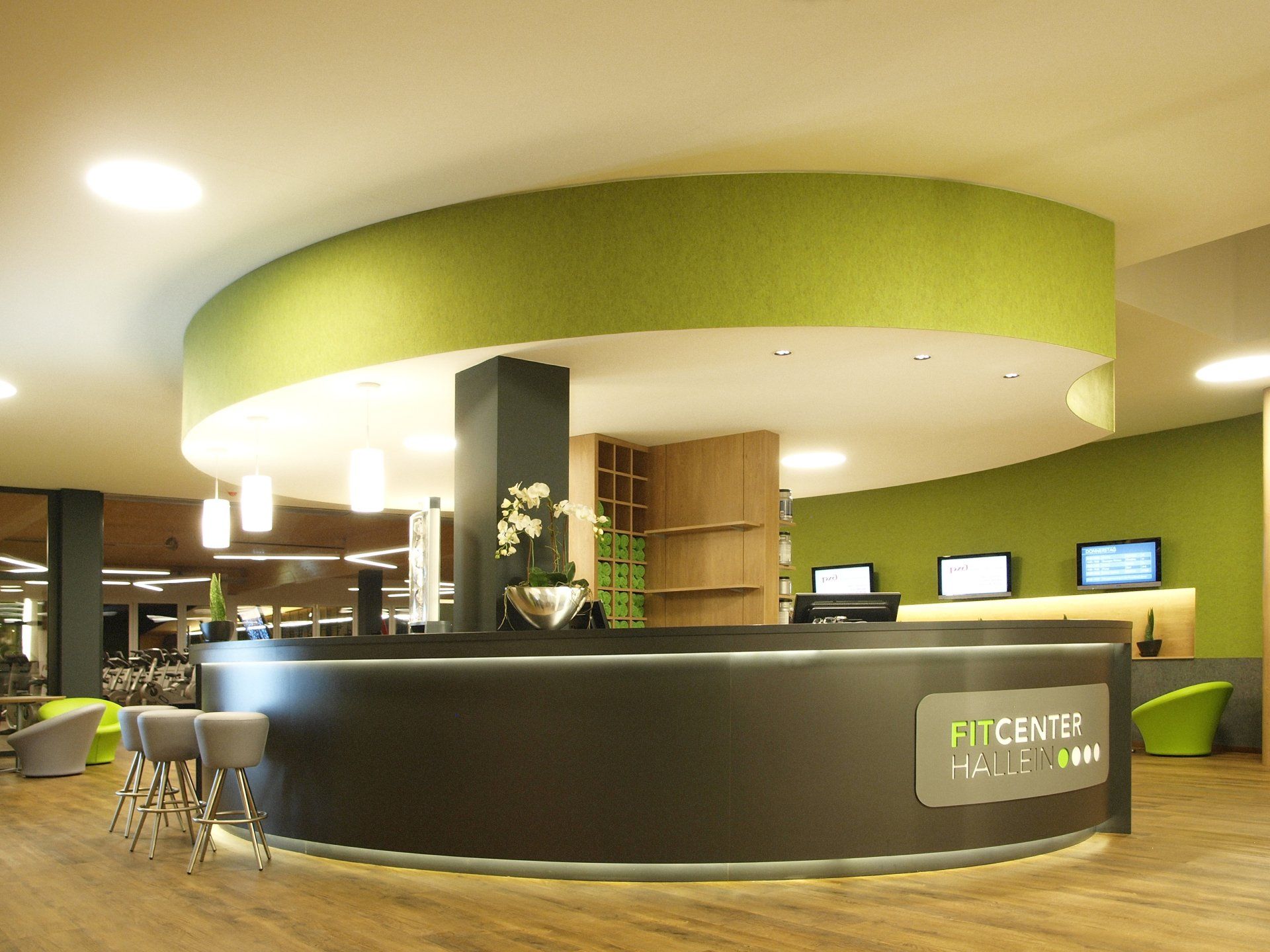 Ein Empfangsbereich mit einem Schild mit der Aufschrift „Fit Center“