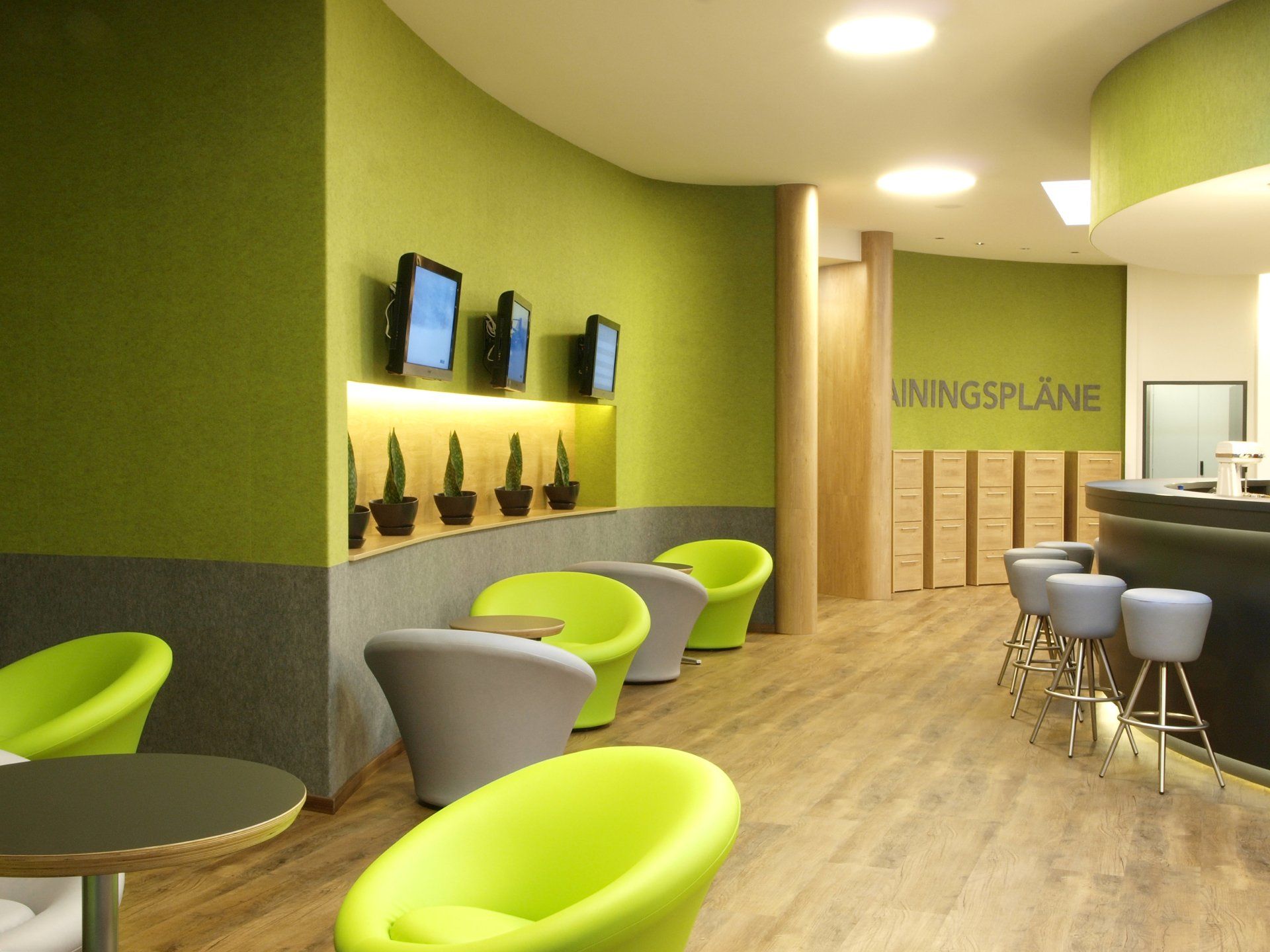 Ein Raum mit grünen Stühlen und einem Schild mit der Aufschrift „Innsplane“