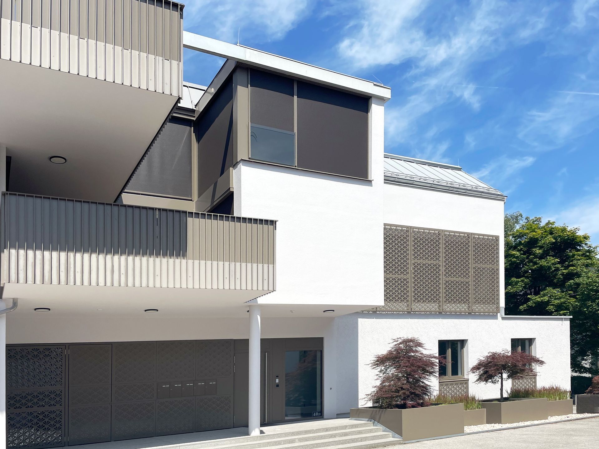 Ein großes weißes Haus mit Balkon und Treppe