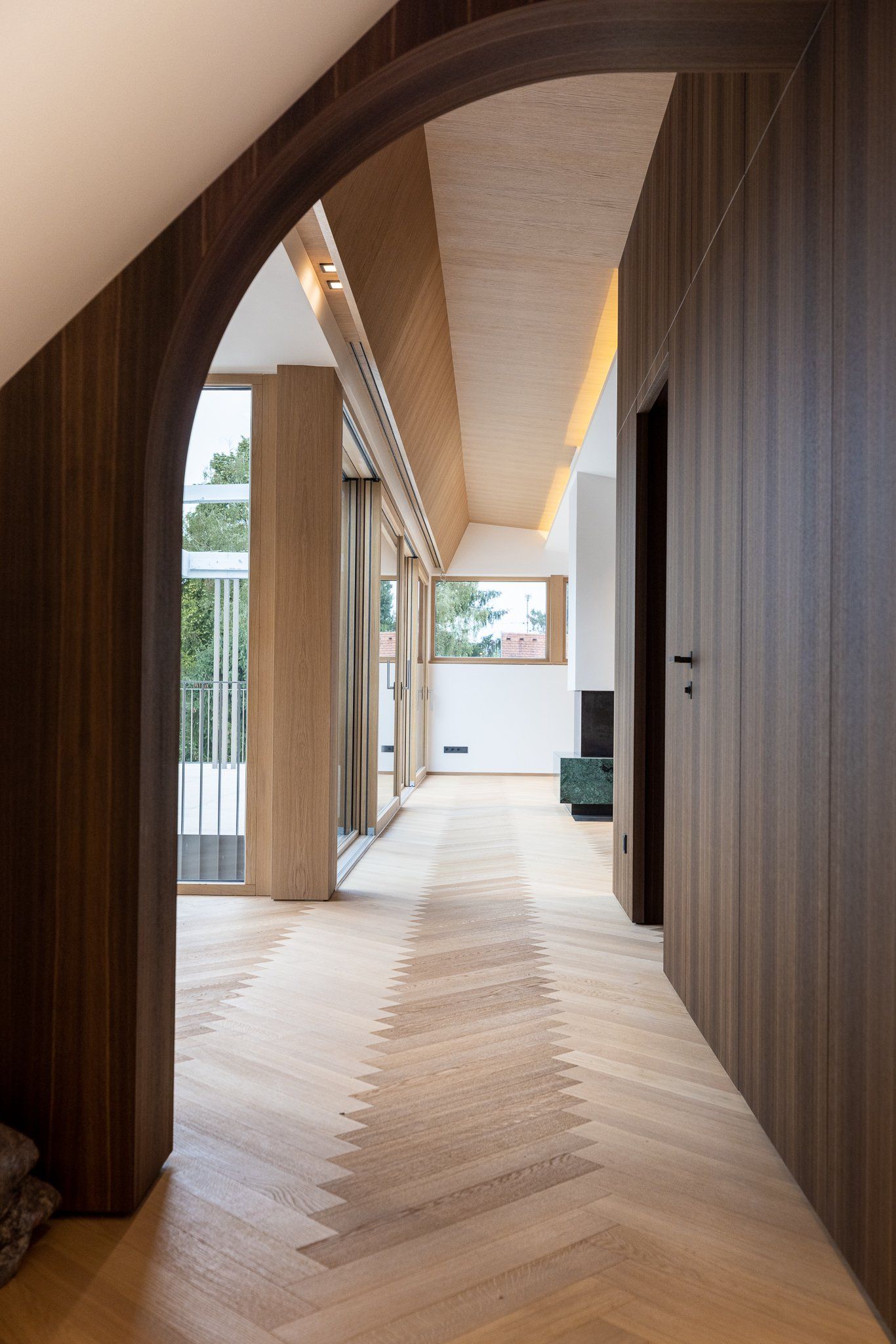 Ein Flur mit Holzboden und gewölbter Decke