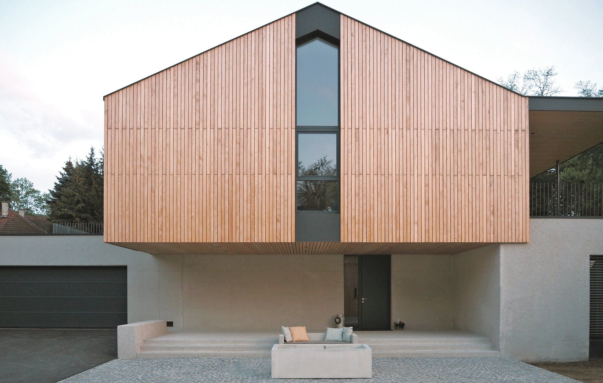Ein Haus mit einer Holzfassade und einem großen Fenster