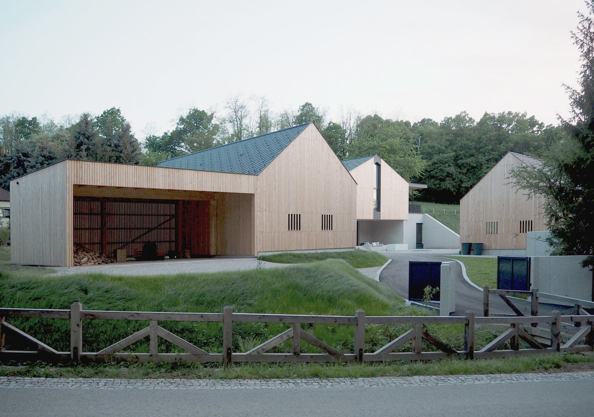 Ein Holzzaun umgibt ein Haus mit einem blauen Dach