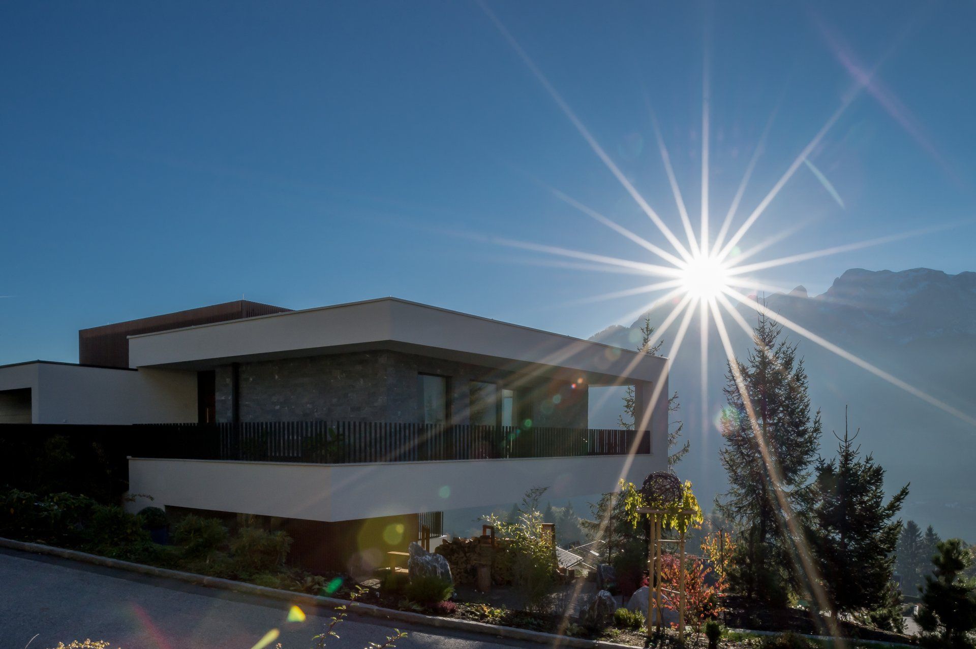 Die Sonne scheint hell am Himmel über einem Haus