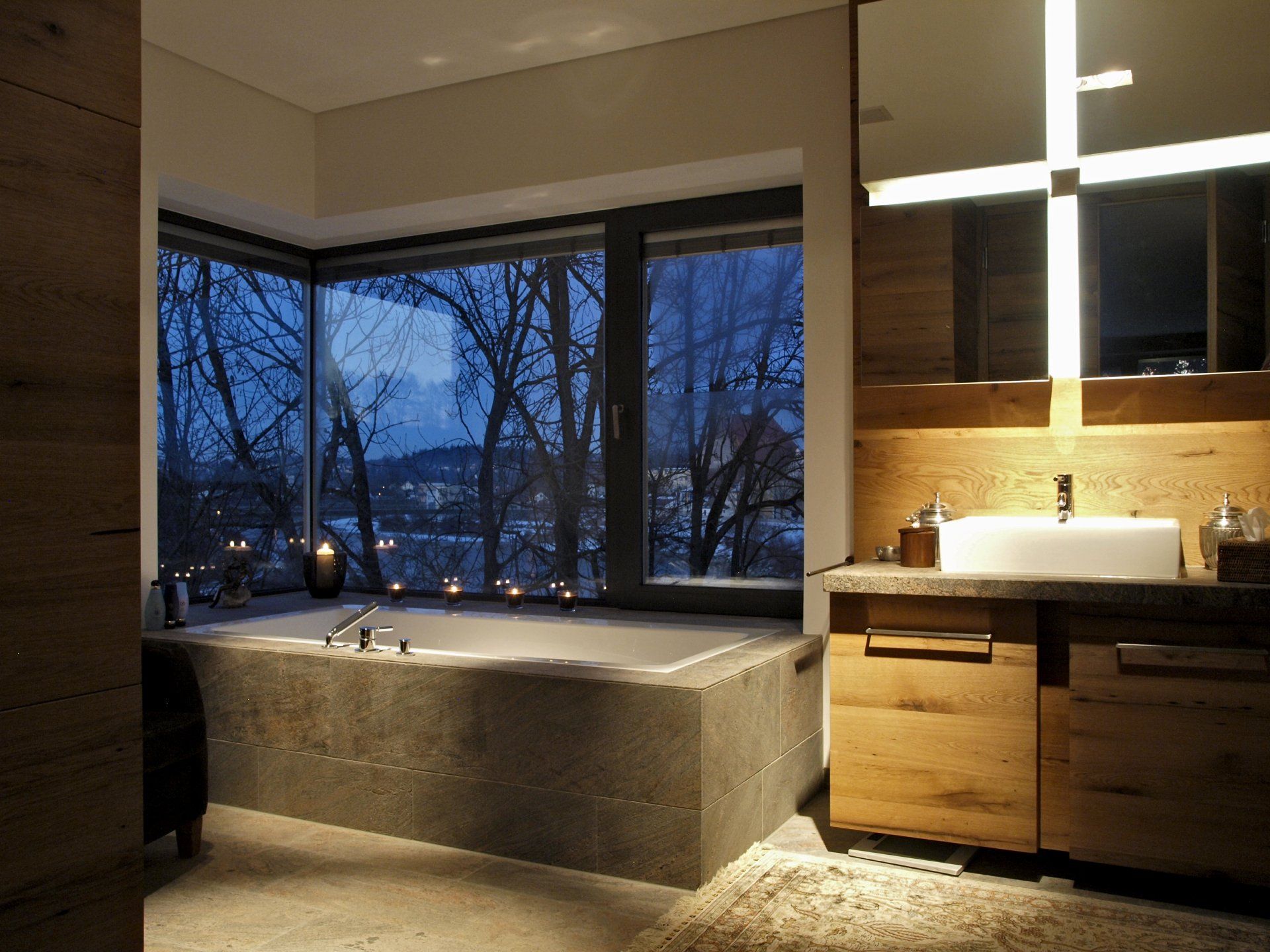 Ein Badezimmer mit großem Fenster und Badewanne