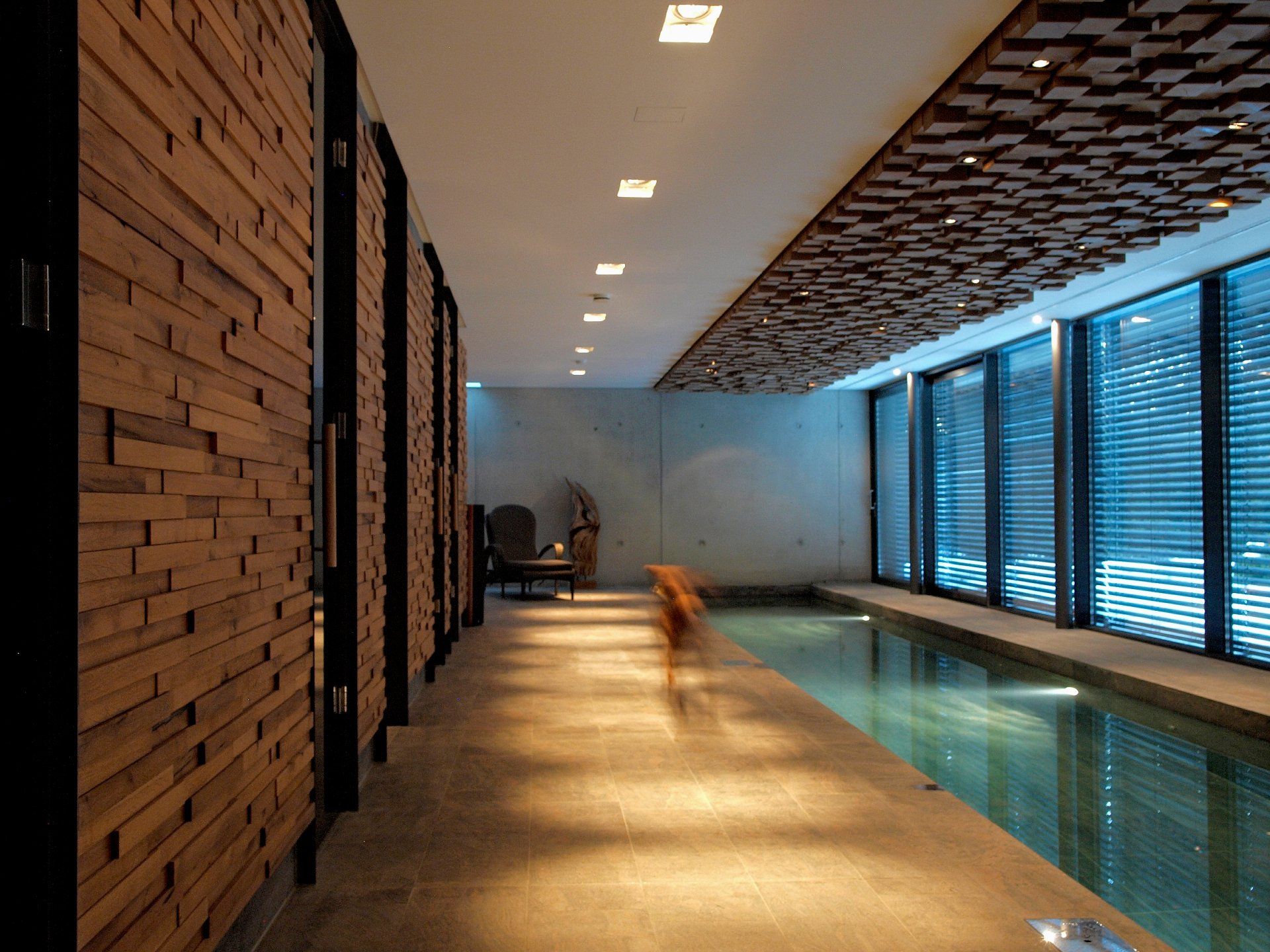 Ein Hallenbad mit Holzdecke