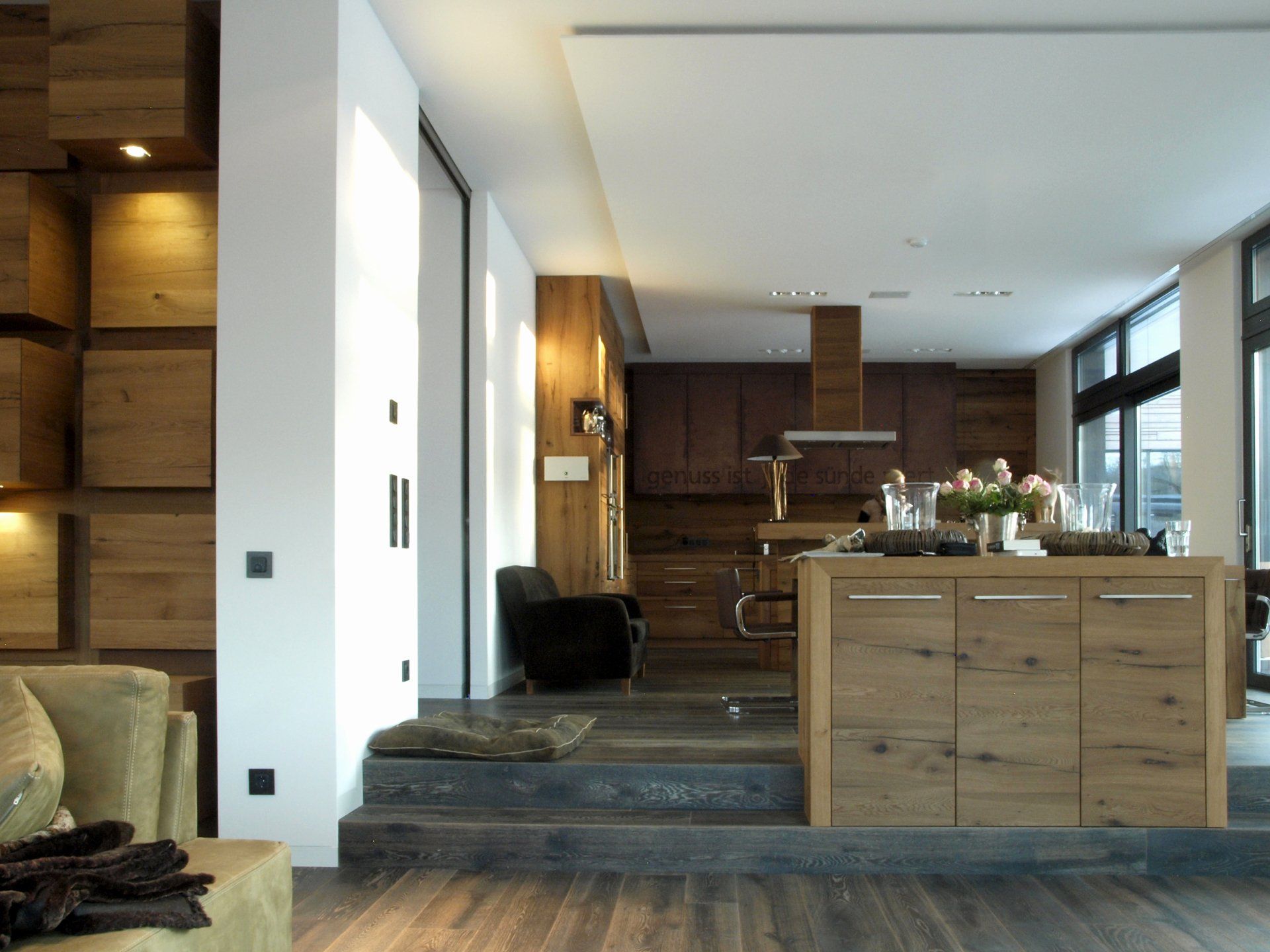 Ein Wohnzimmer mit Holzschränken und einer Couch