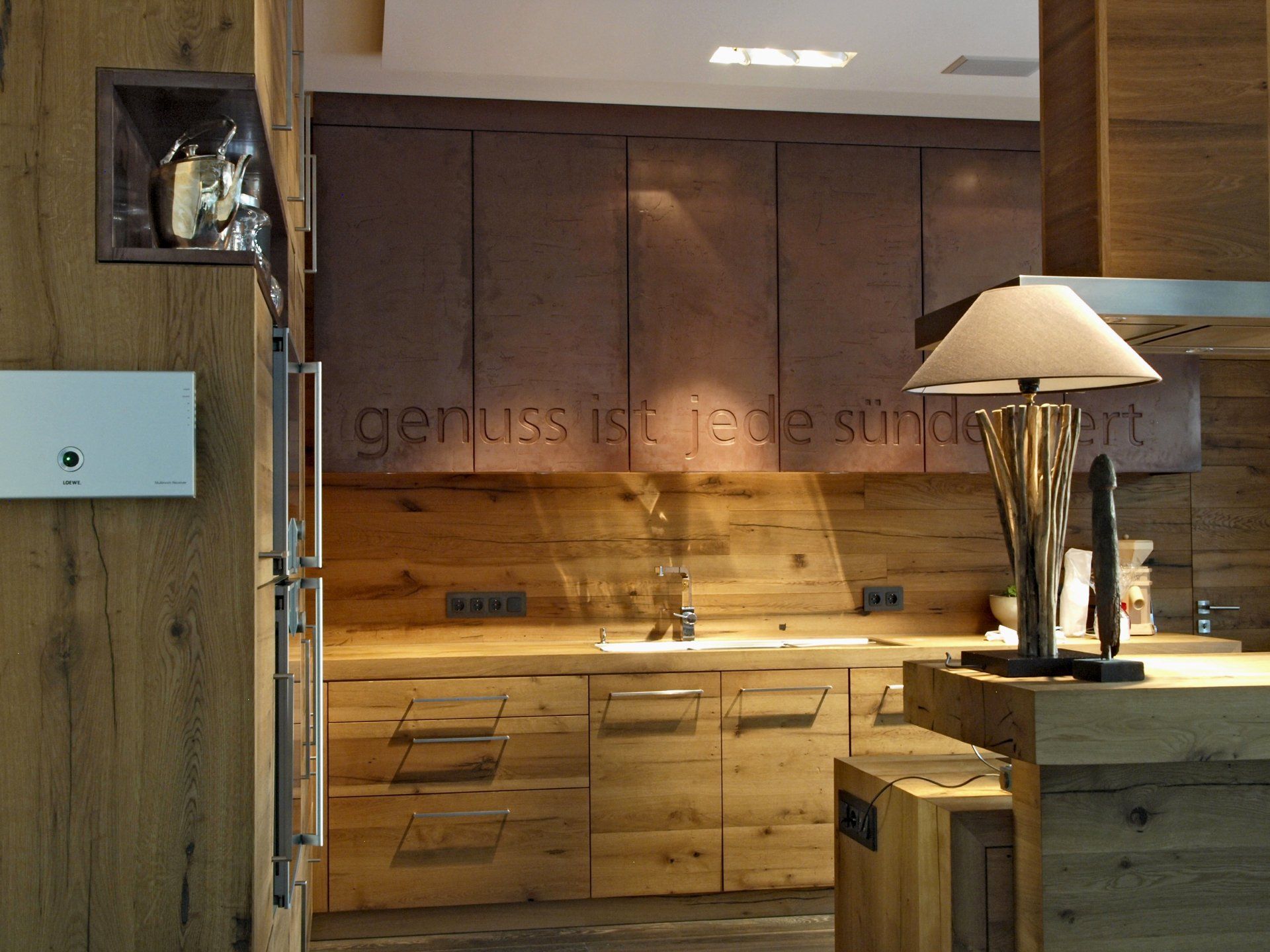 Eine Küche mit dem Wort Gattung auf den Schränken