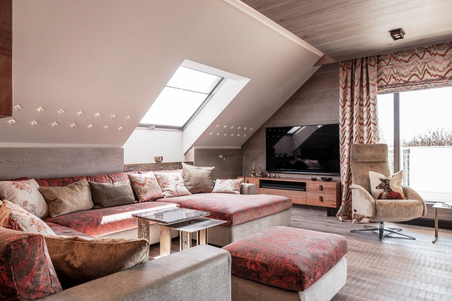 Ein Wohnzimmer mit Couch und Flachbildfernseher