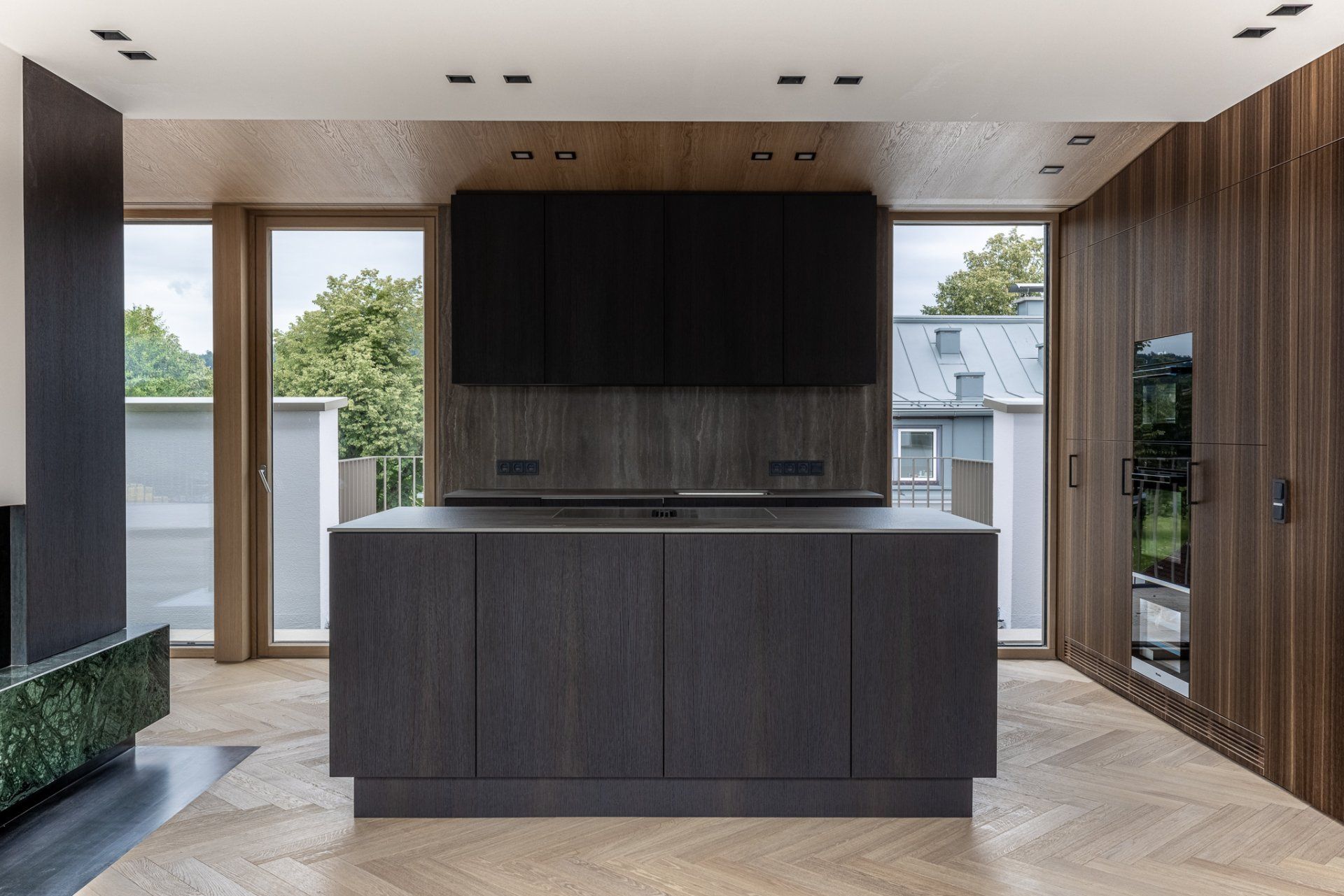 Eine Küche mit einer großen Insel in der Mitte