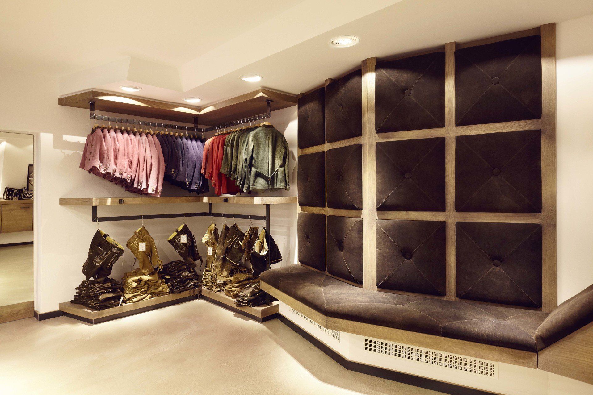 Eine Ecke eines Ladens mit Kleidung, die an der Wand hängt