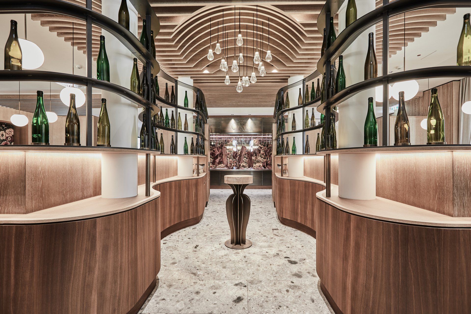 Ein Raum mit vielen Flaschen auf Regalen