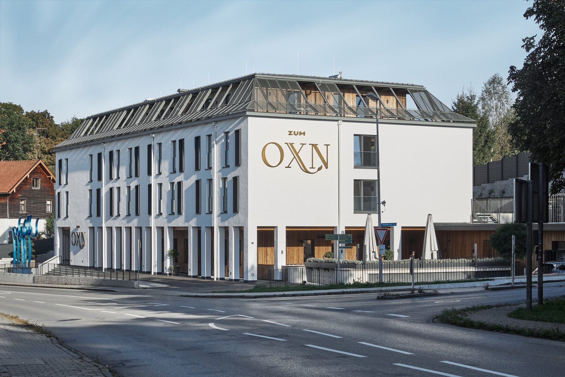 Ein großes weißes Gebäude mit dem Wort OXN darauf