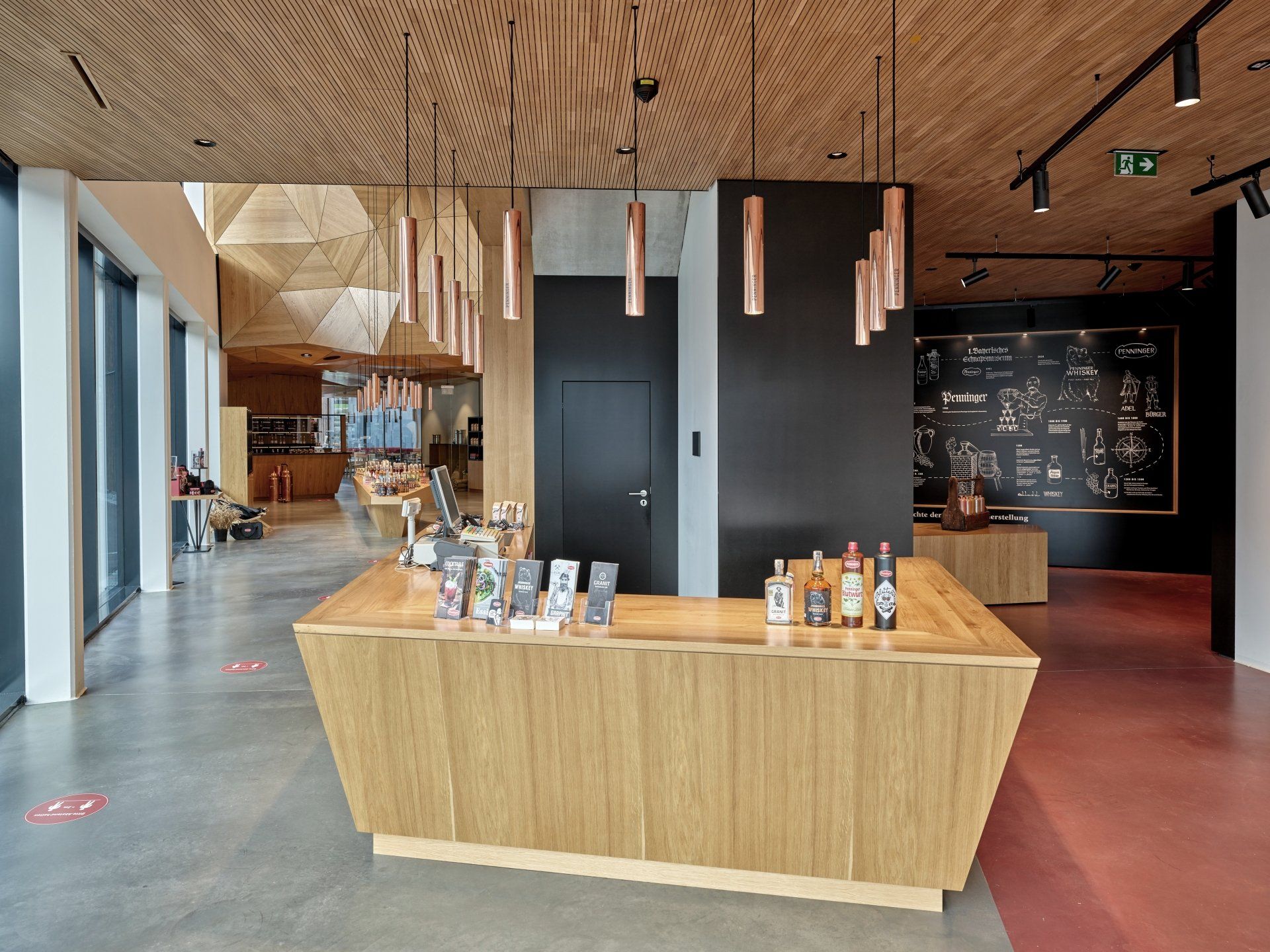 Eine Holztheke in einem Restaurant mit Flaschen darauf