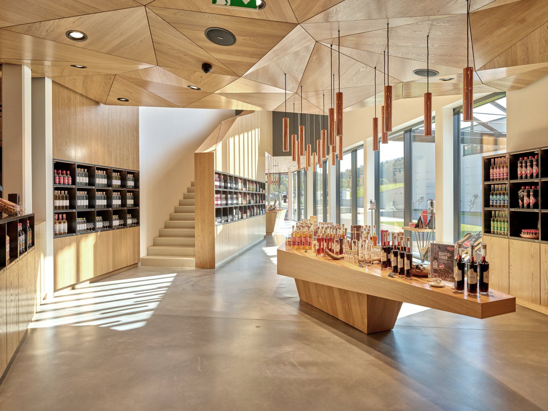 Ein Laden voller Weinflaschen