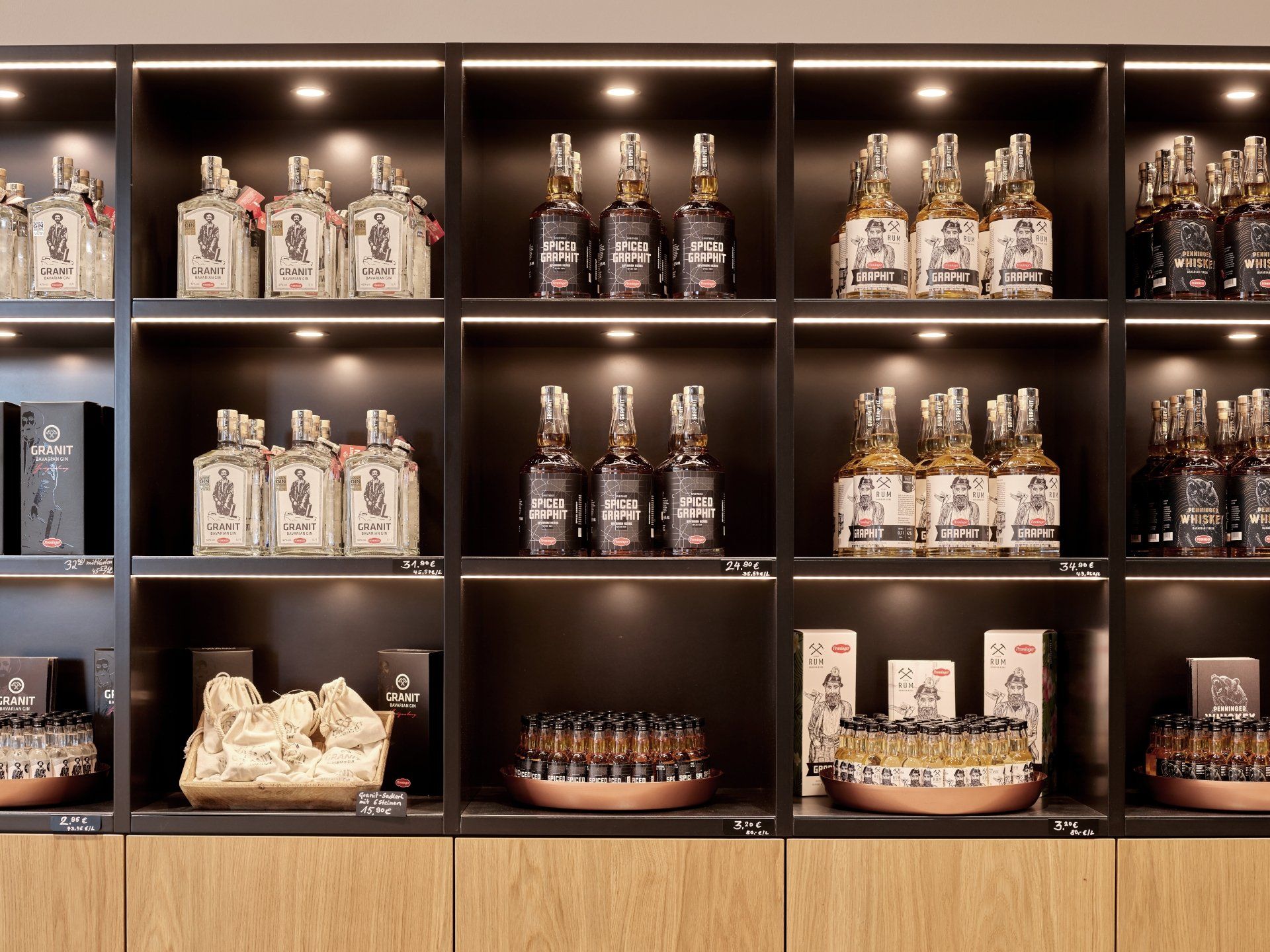 Ein Regal voller Flaschen und Kartons, darunter einer mit der Aufschrift „A“