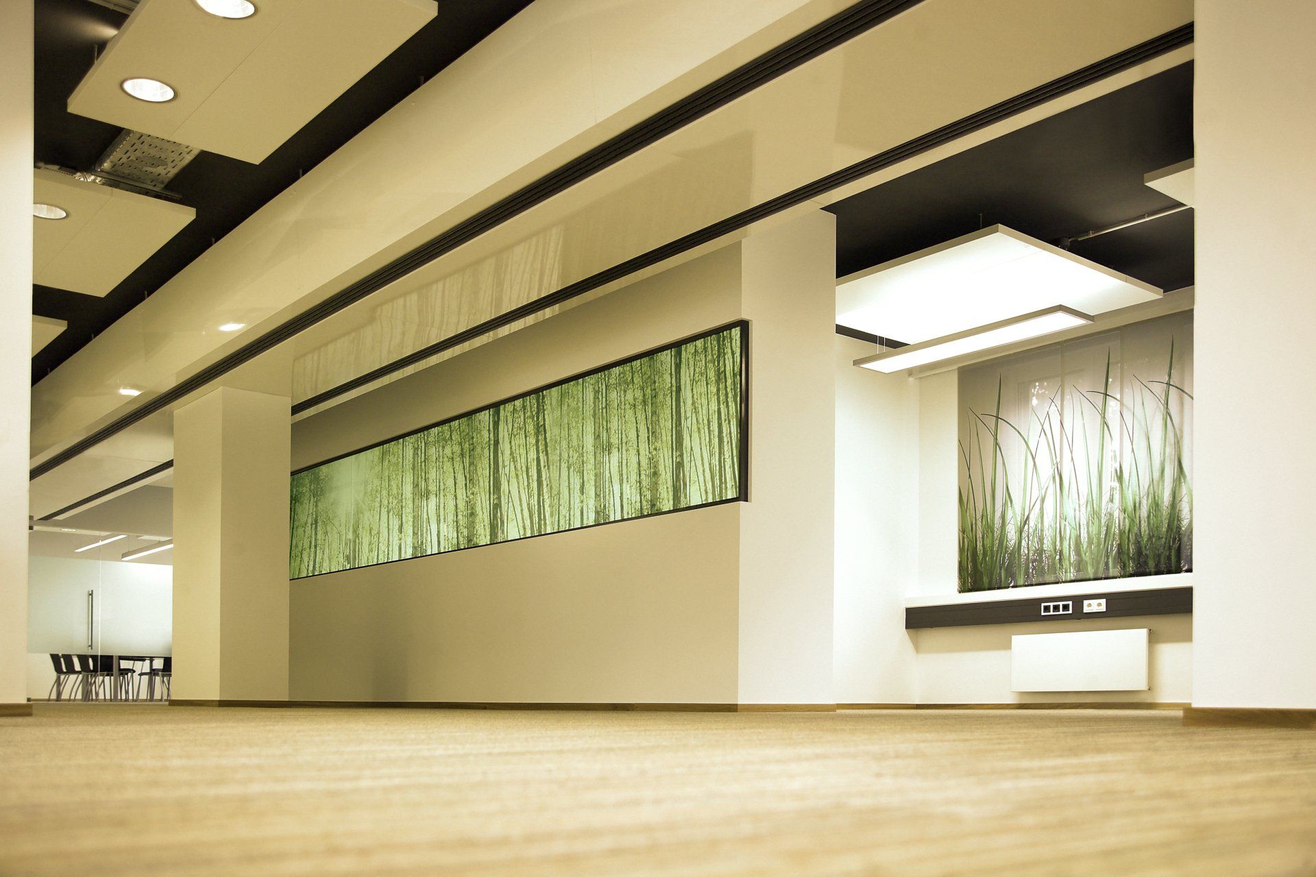 Ein leerer Flur mit einem Gemälde an der Wand