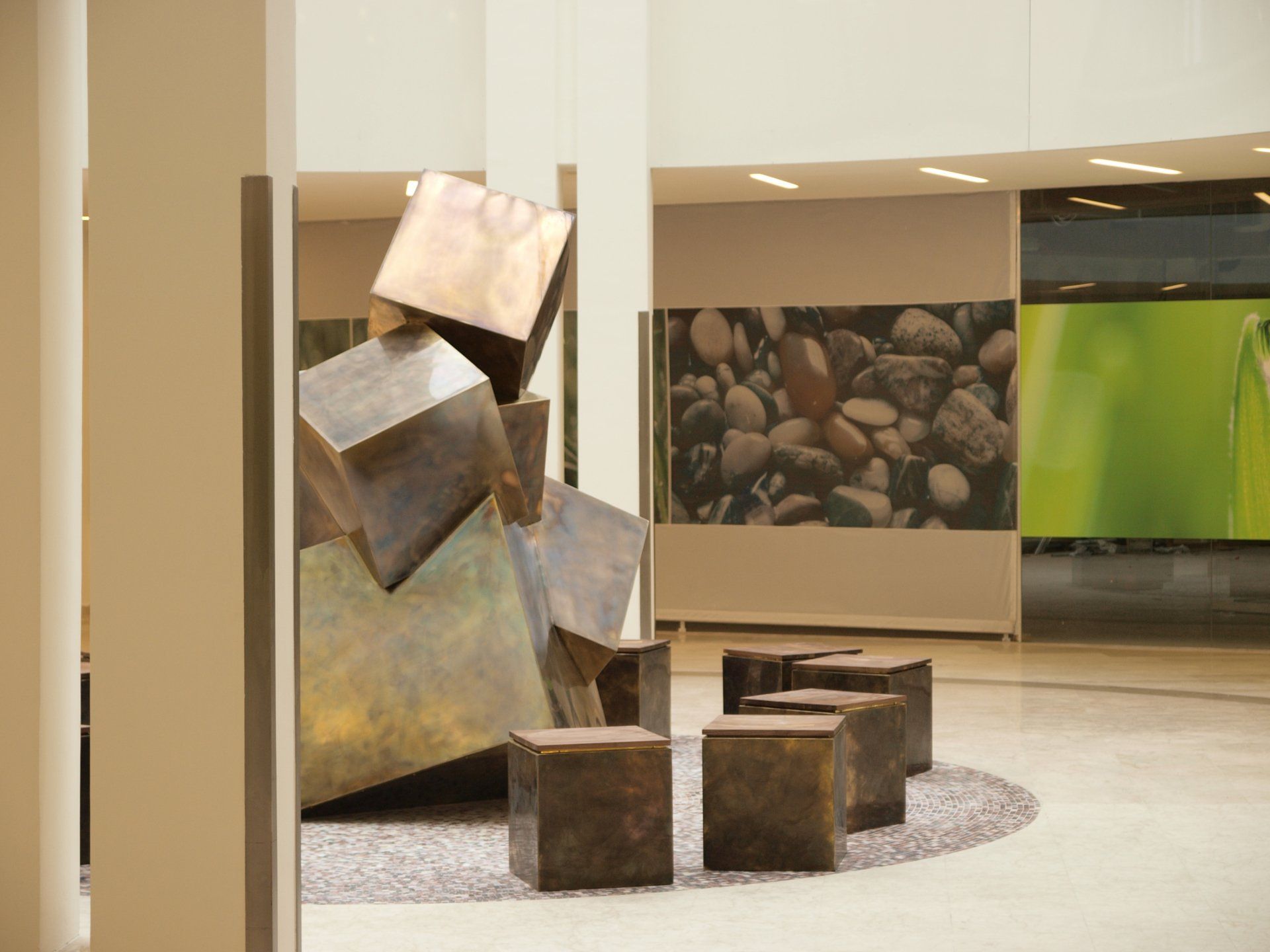 Eine Skulptur in einem Raum mit einer grünen Wand dahinter