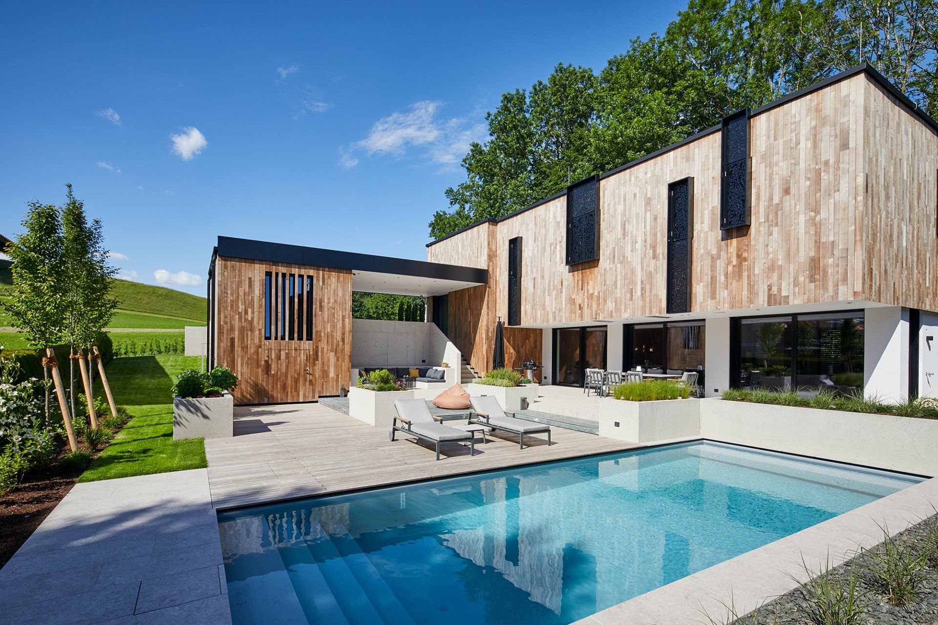 Ein Haus mit einem großen Swimmingpool davor