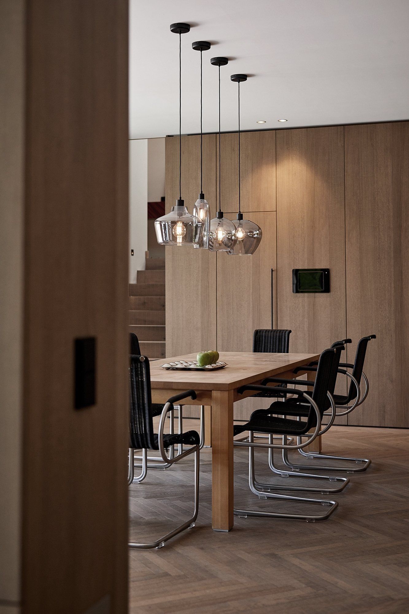 Ein Esszimmer mit einem Holztisch und Stühlen