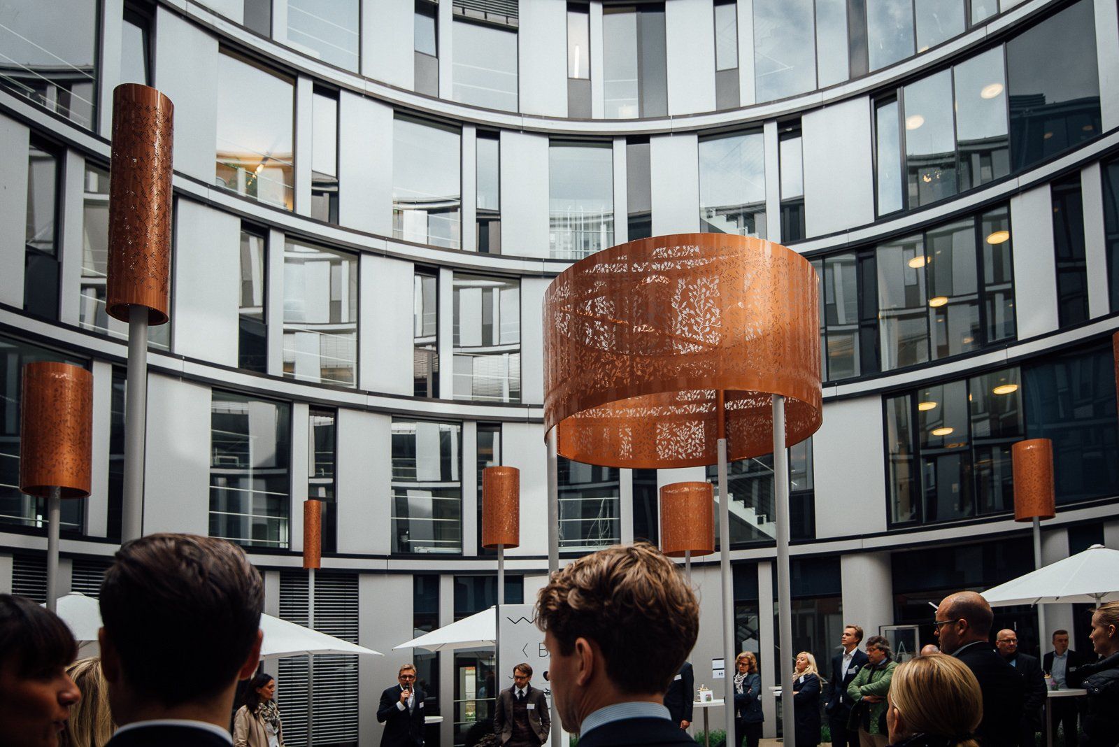 Eine Gruppe von Menschen steht vor einem großen Gebäude