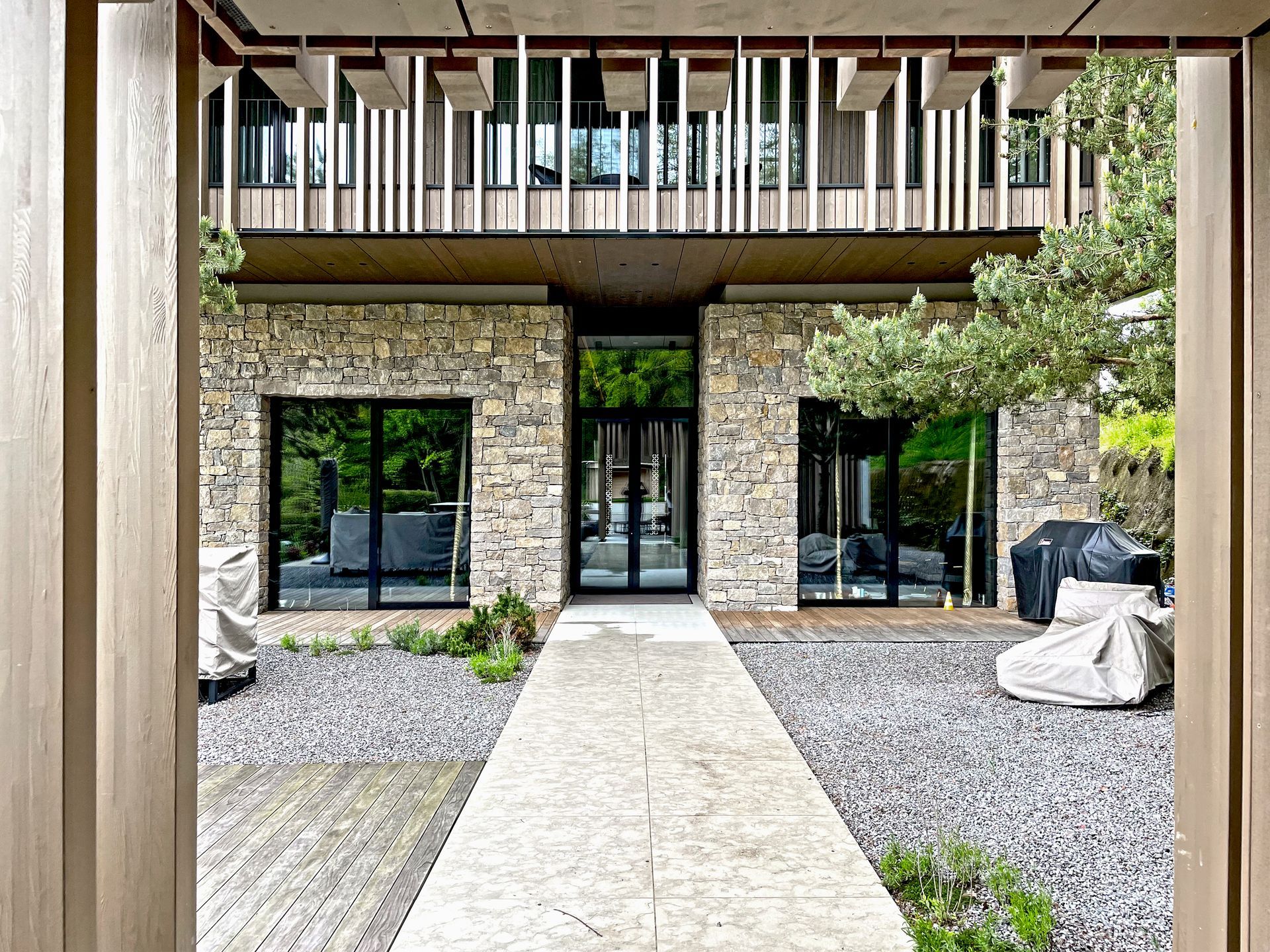 Ein Steingebäude mit einem Gehweg, der dorthin führt