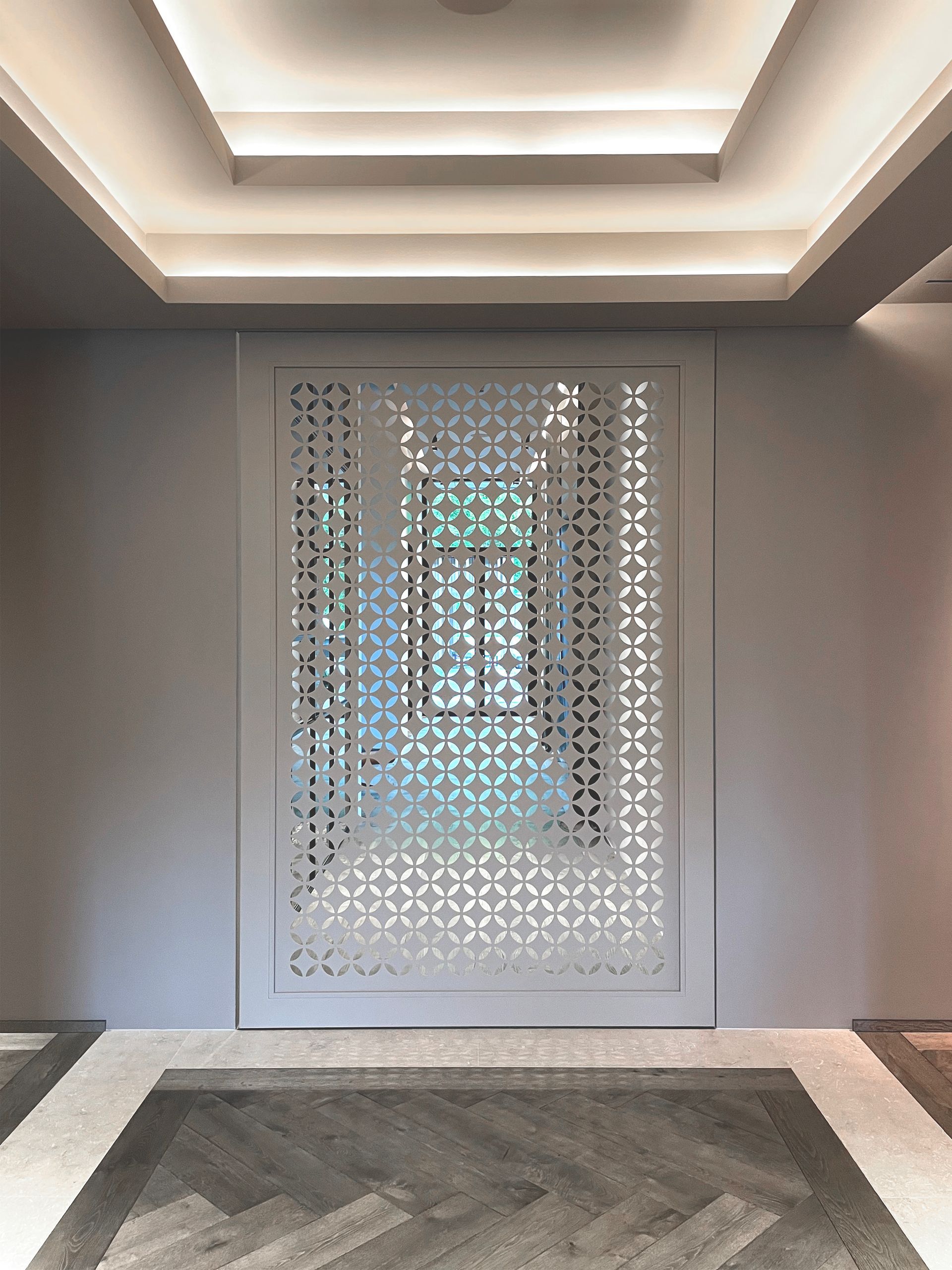 Ein Flur mit einer Tür, die ein Muster hat