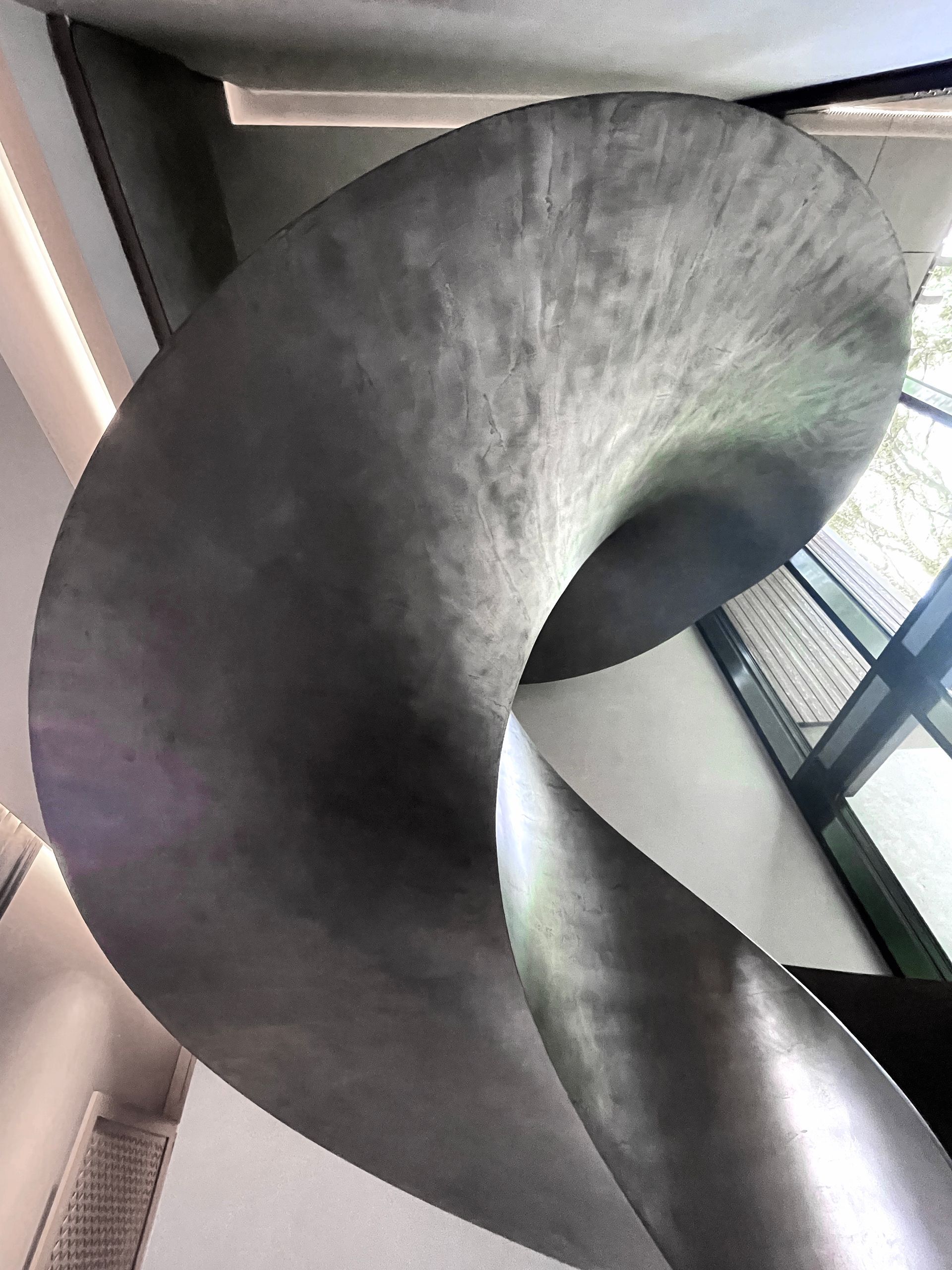 Eine große Wendeltreppe aus Metall in einem Gebäude