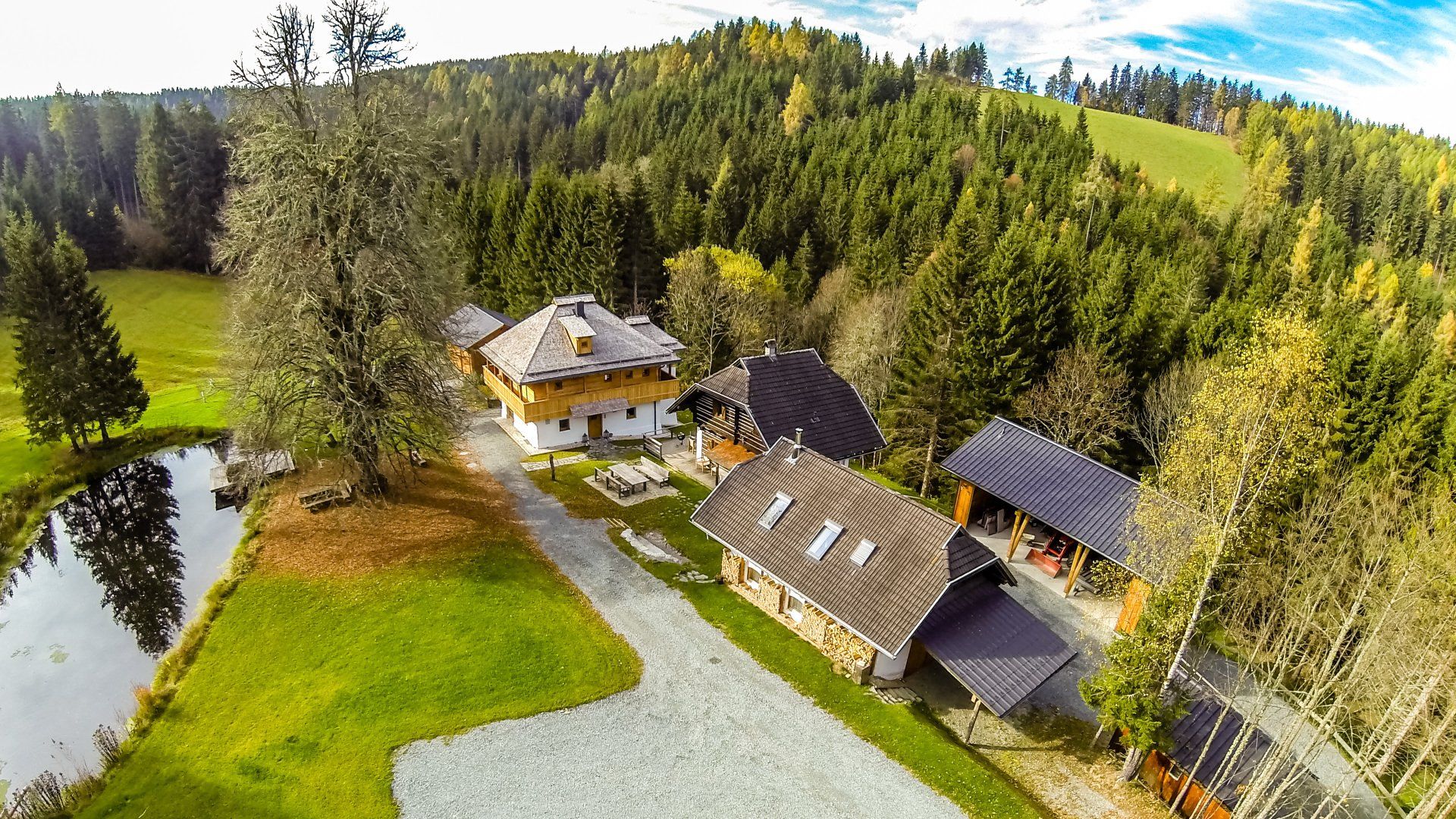 Eine Luftaufnahme eines Hauses mitten in einem Wald