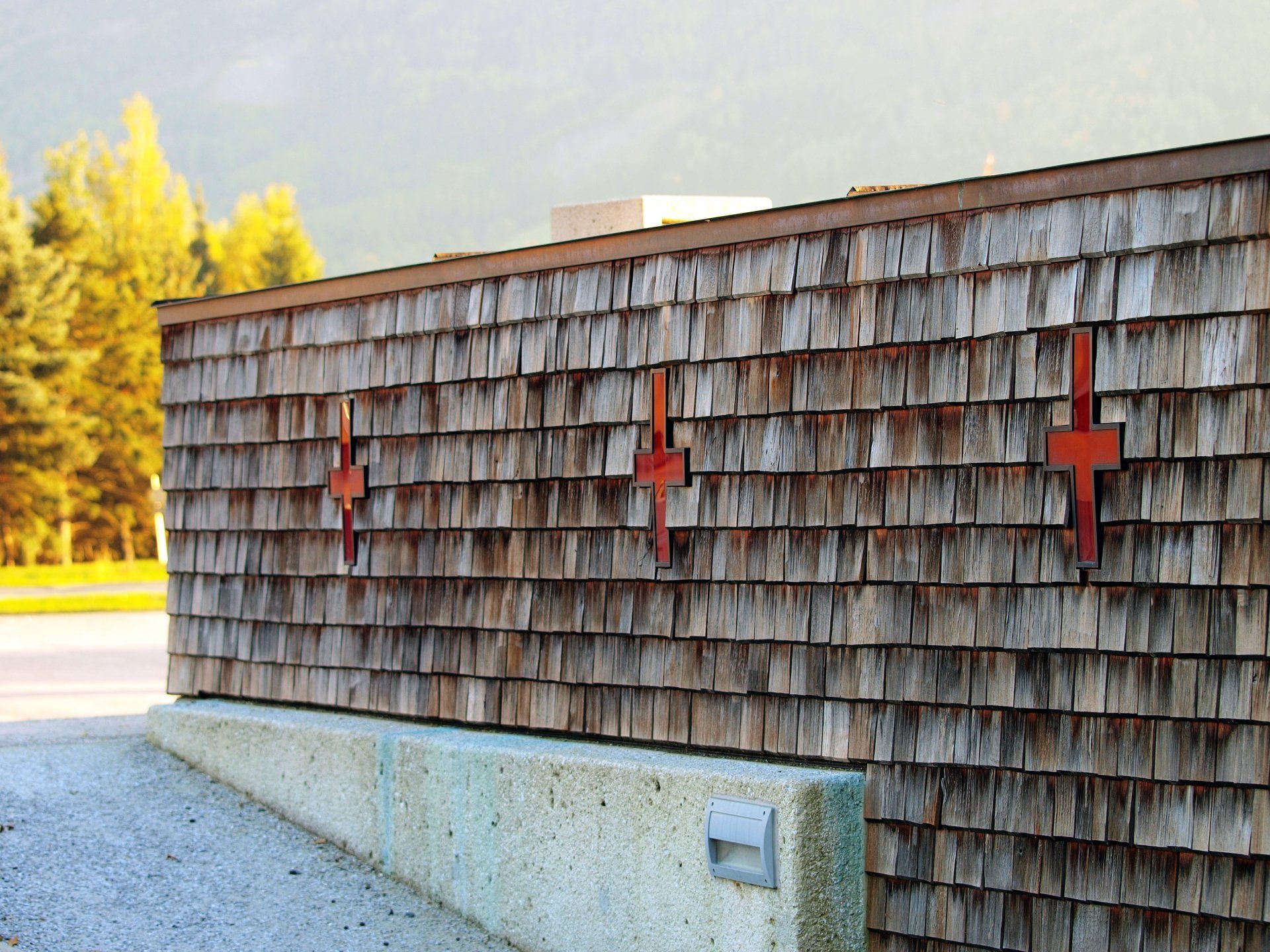Eine Holzwand mit drei Kreuzen darauf