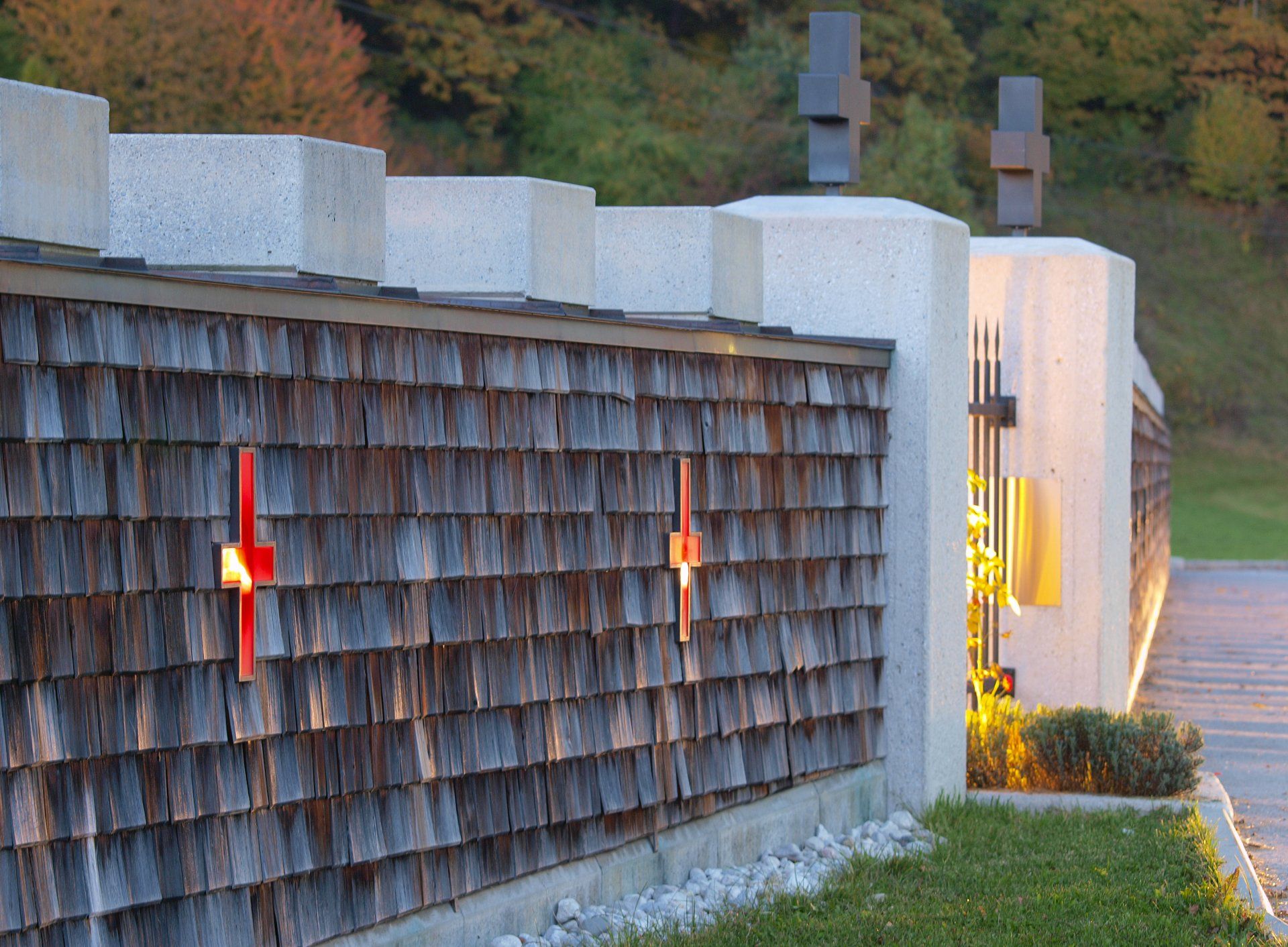 Eine Holzwand mit einem roten Kreuz darauf