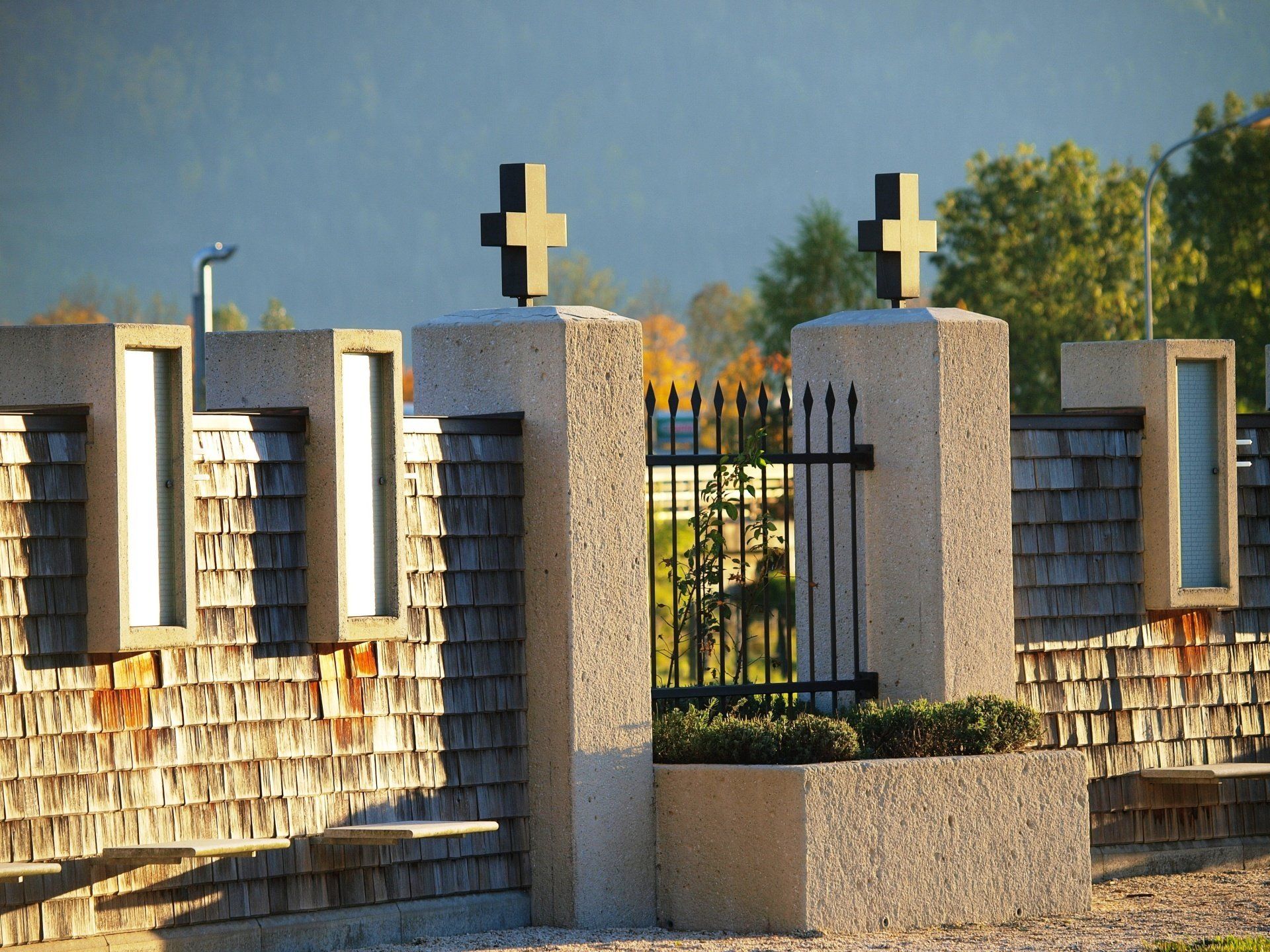 Ein Zaun mit zwei Kreuzen darauf